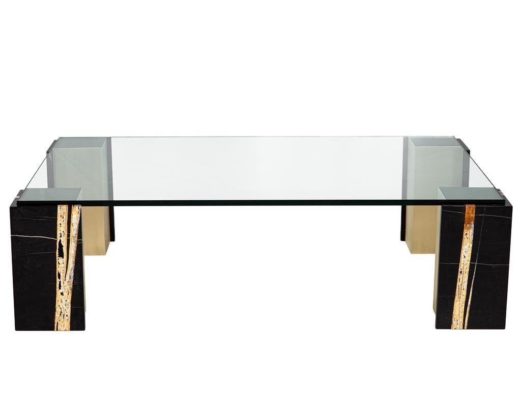 Voici l'exquise table basse moderne sur mesure à plateau en verre de Carrocel, une fusion étonnante d'élégance et de design contemporain. Cette pièce accrocheuse est dotée d'un plateau en verre épais et durable qui offre une esthétique épurée et
