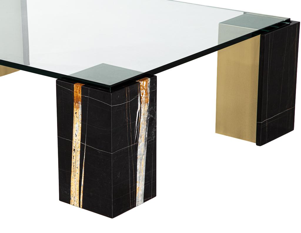 Fait main Table basse moderne en marbre et laiton par Carrocel en vente