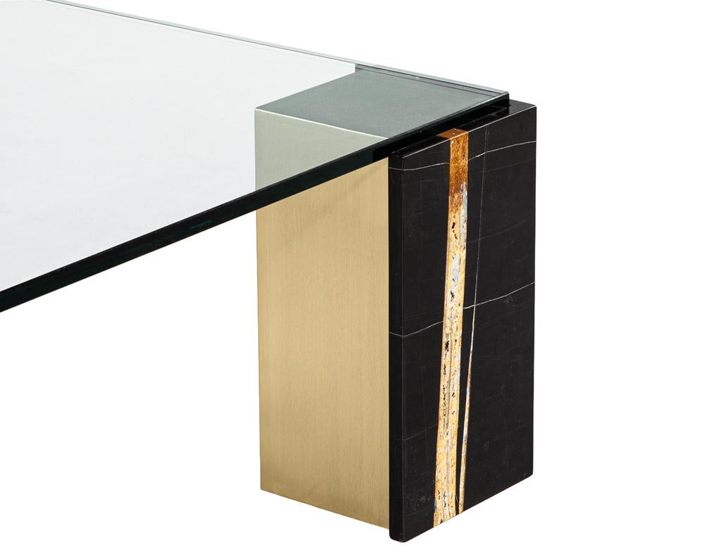 XXIe siècle et contemporain Table basse moderne en marbre et laiton par Carrocel en vente