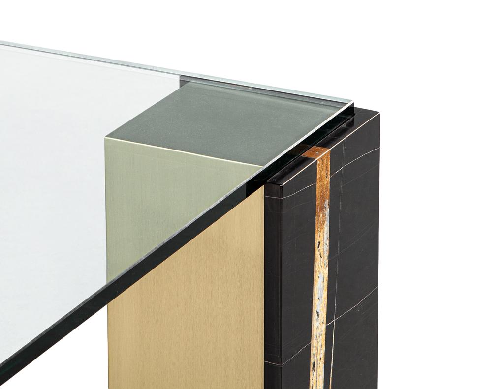 Laiton Table basse moderne en marbre et laiton par Carrocel en vente