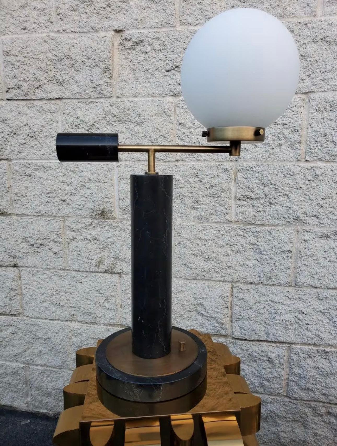 Moderne Tischlampen aus Marmor und Messing mit weißem Kugelschirm (amerikanisch)