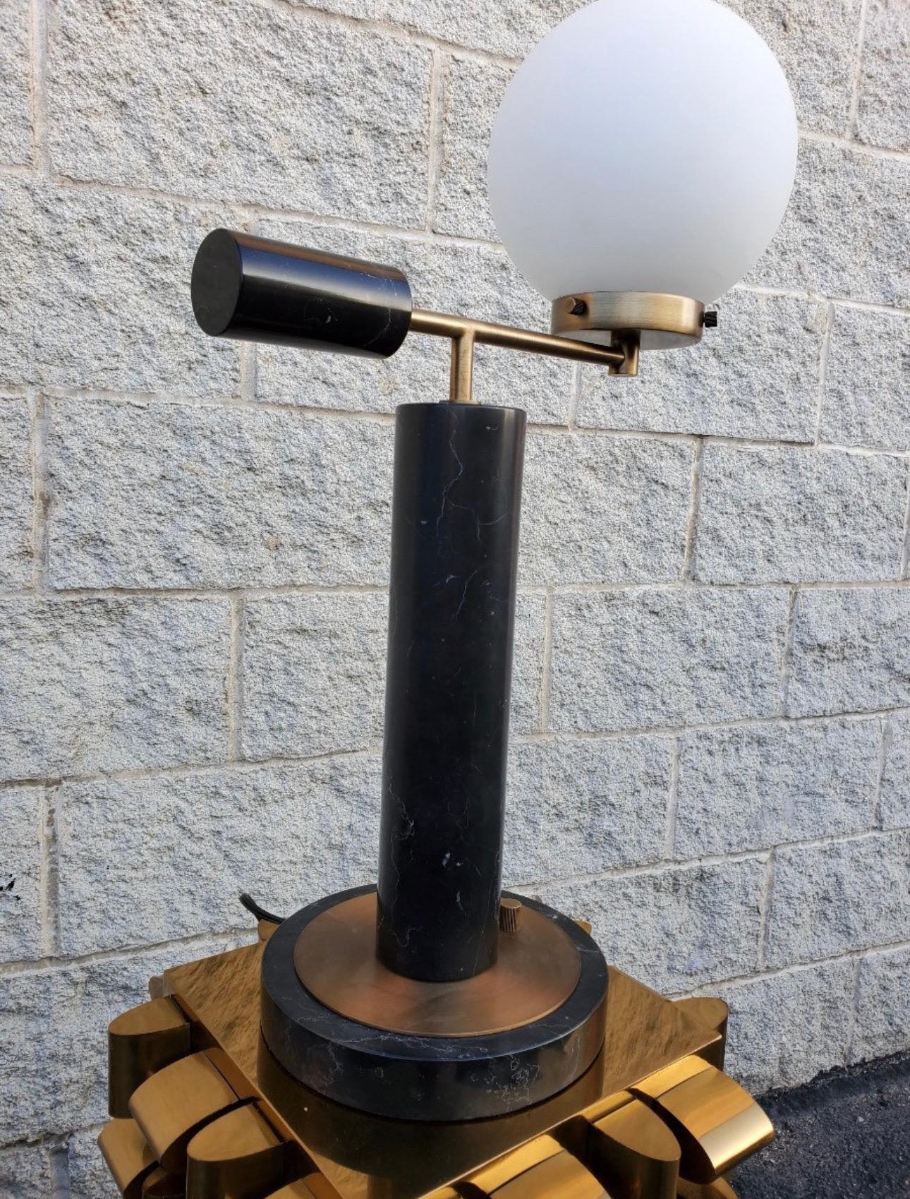 Moderne Tischlampen aus Marmor und Messing mit weißem Kugelschirm (Handgefertigt)