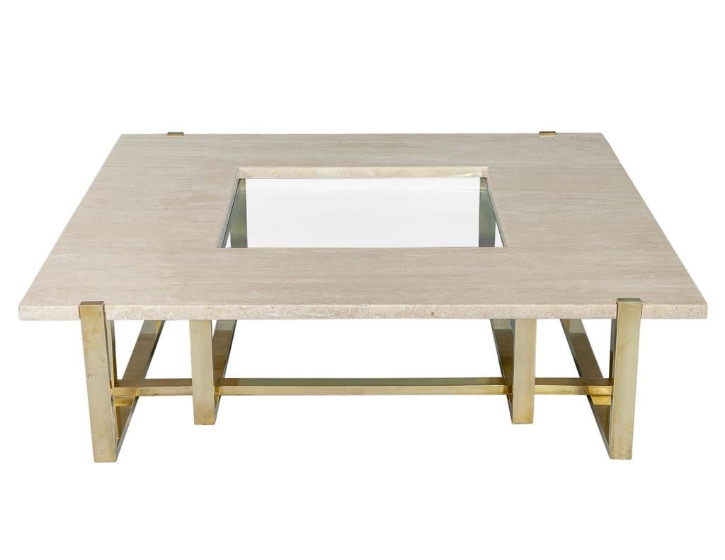 Créée par Alfredo Freda pour la célèbre Maison Jansen, cette table étonnante enflammera tous les lieux où elle sera placée. Avec une riche combinaison de laiton poli, un plateau en travertin avec un insert central en verre, cette table incarne un