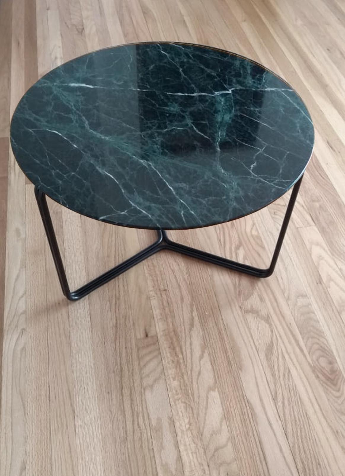 Moderne The Moderns Table basse ou d'appoint en marbre Base métallique en noir en vente