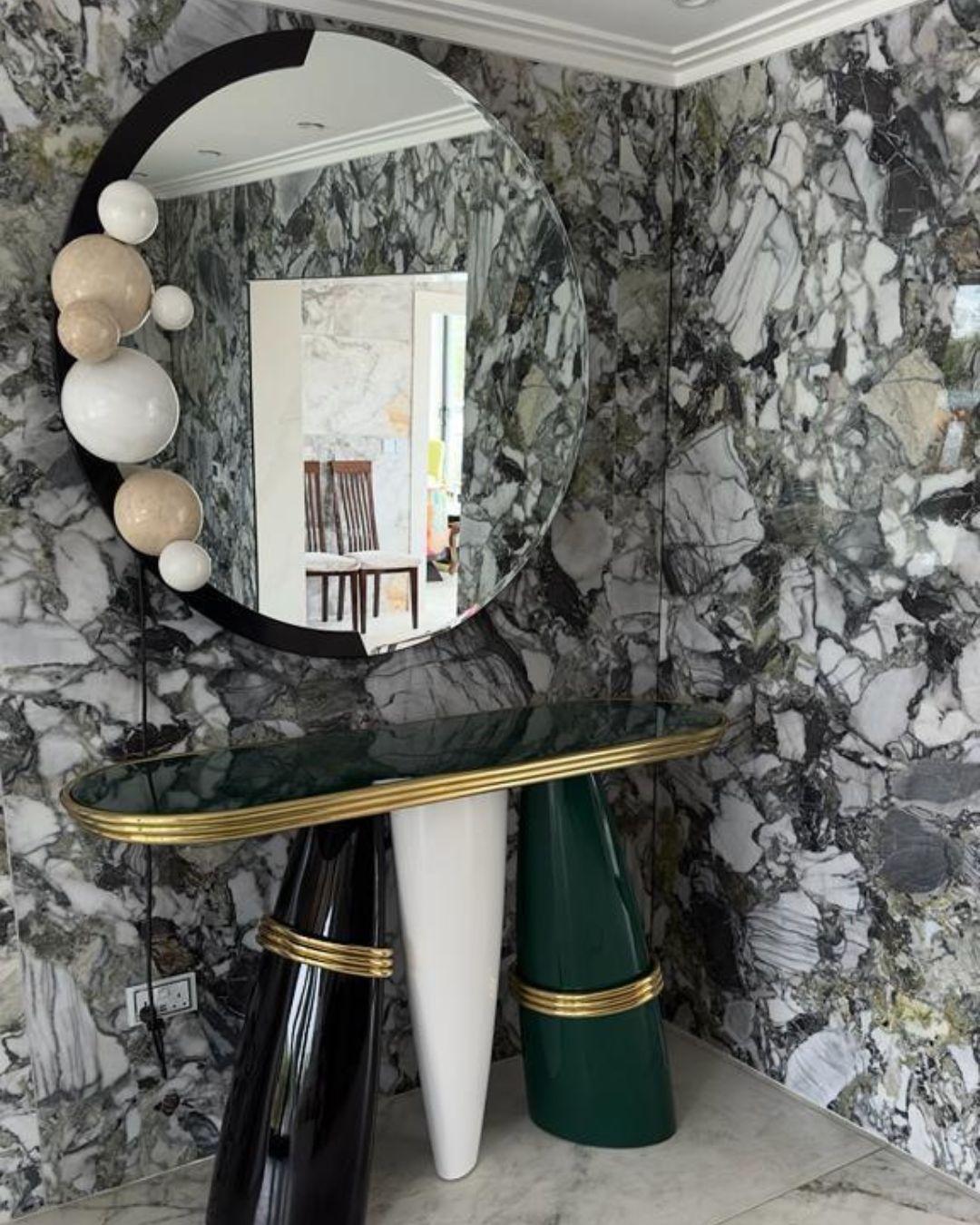Portugais Table console moderne en marbre avec détails en laque jaune Negrais et laiton poli en vente