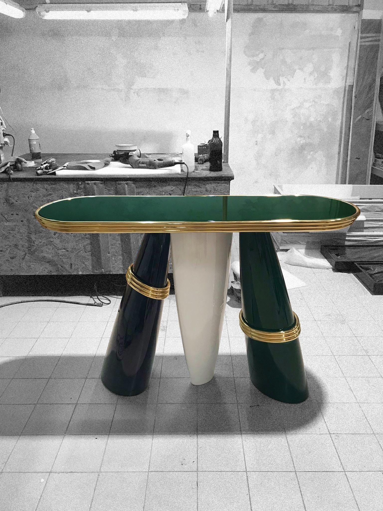 XXIe siècle et contemporain Table console moderne en marbre avec détails en laque jaune Negrais et laiton poli en vente