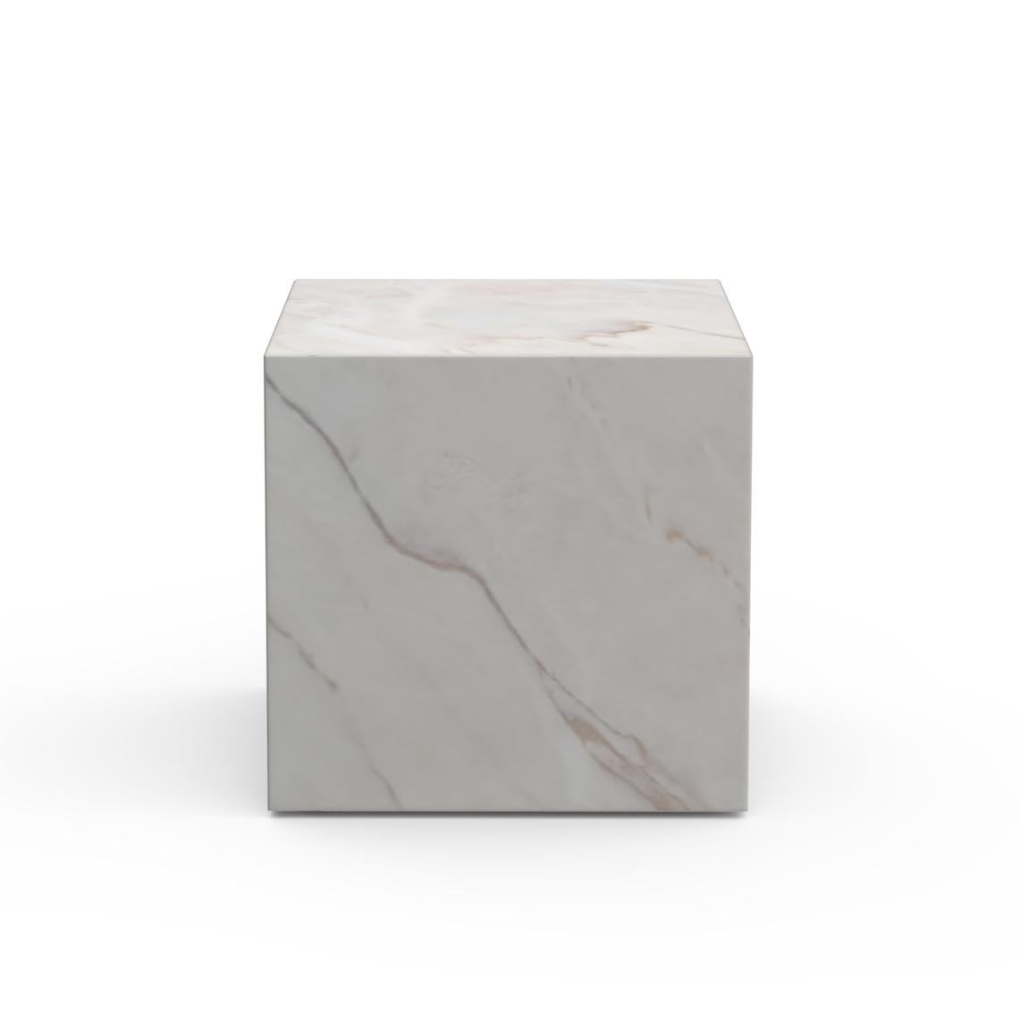 Moderne Table d'appoint cubique en marbre, sculpture sur piédestal, faite à la main au Portugal par Greenapple en vente