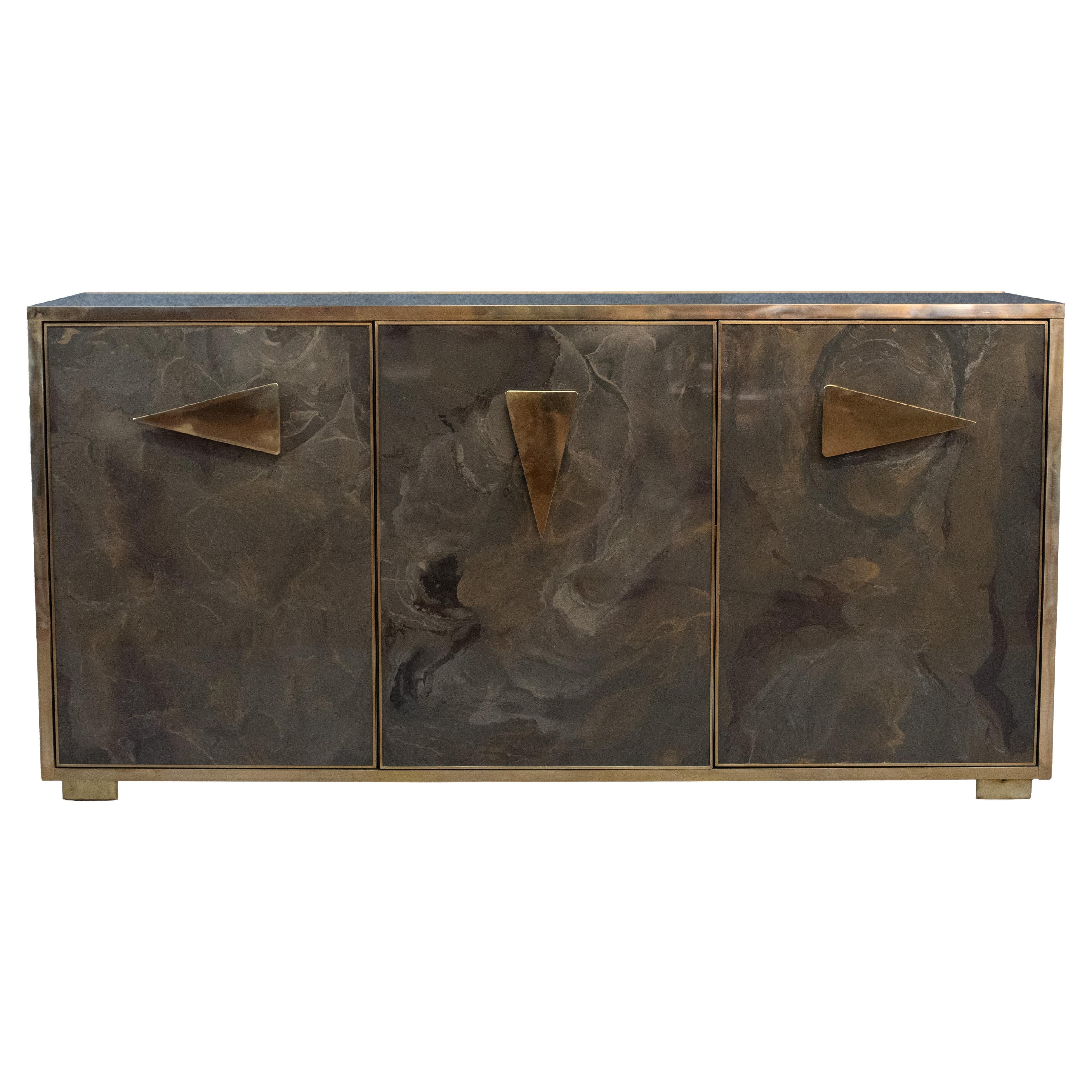 Buffet moderne en verre effet marbré avec 3 portes et poignées triangulaires Disponible