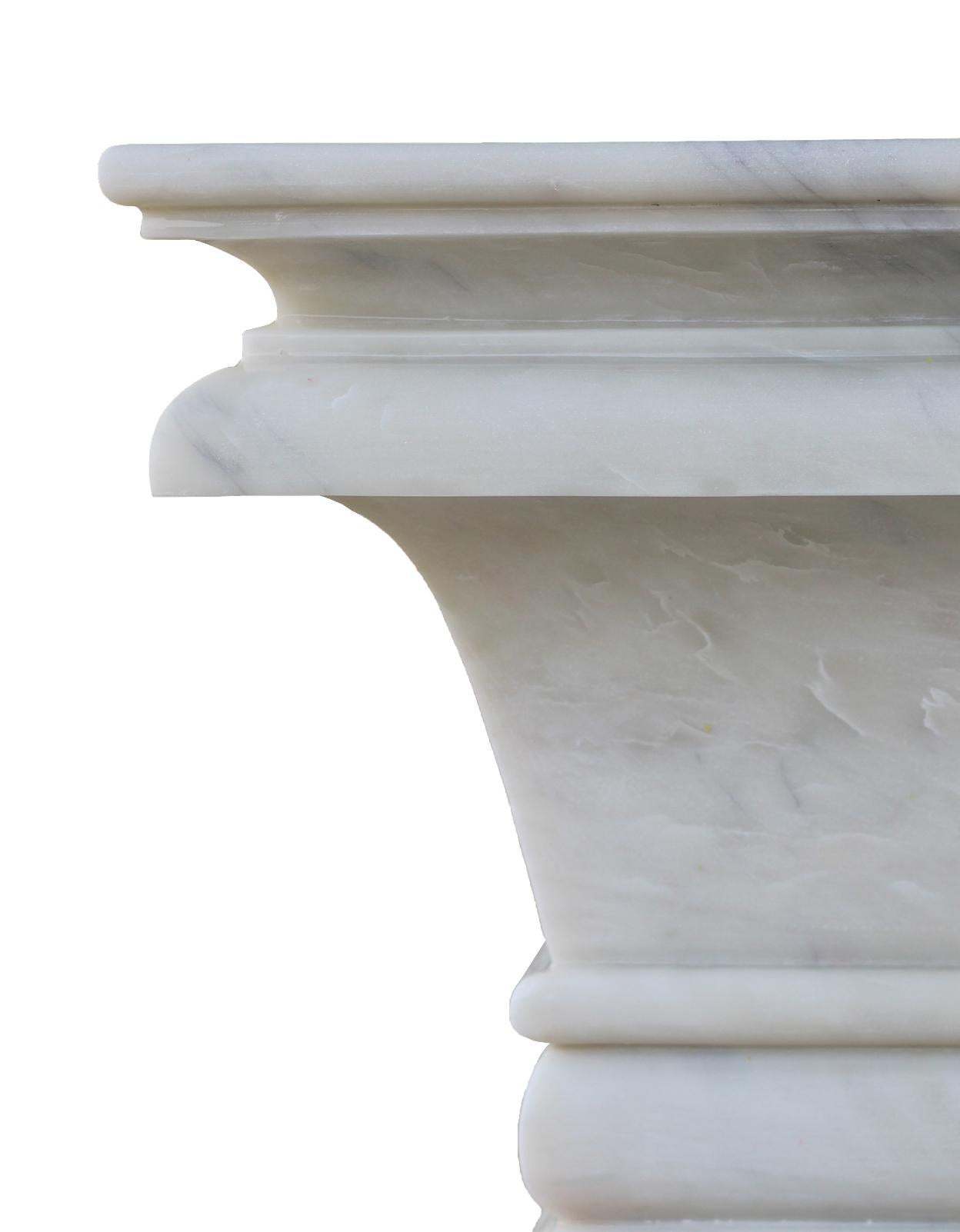 Sculpté à la main Guéridon et table d'appoint moderne à colonne en marbre blanc de S. Odegard en vente