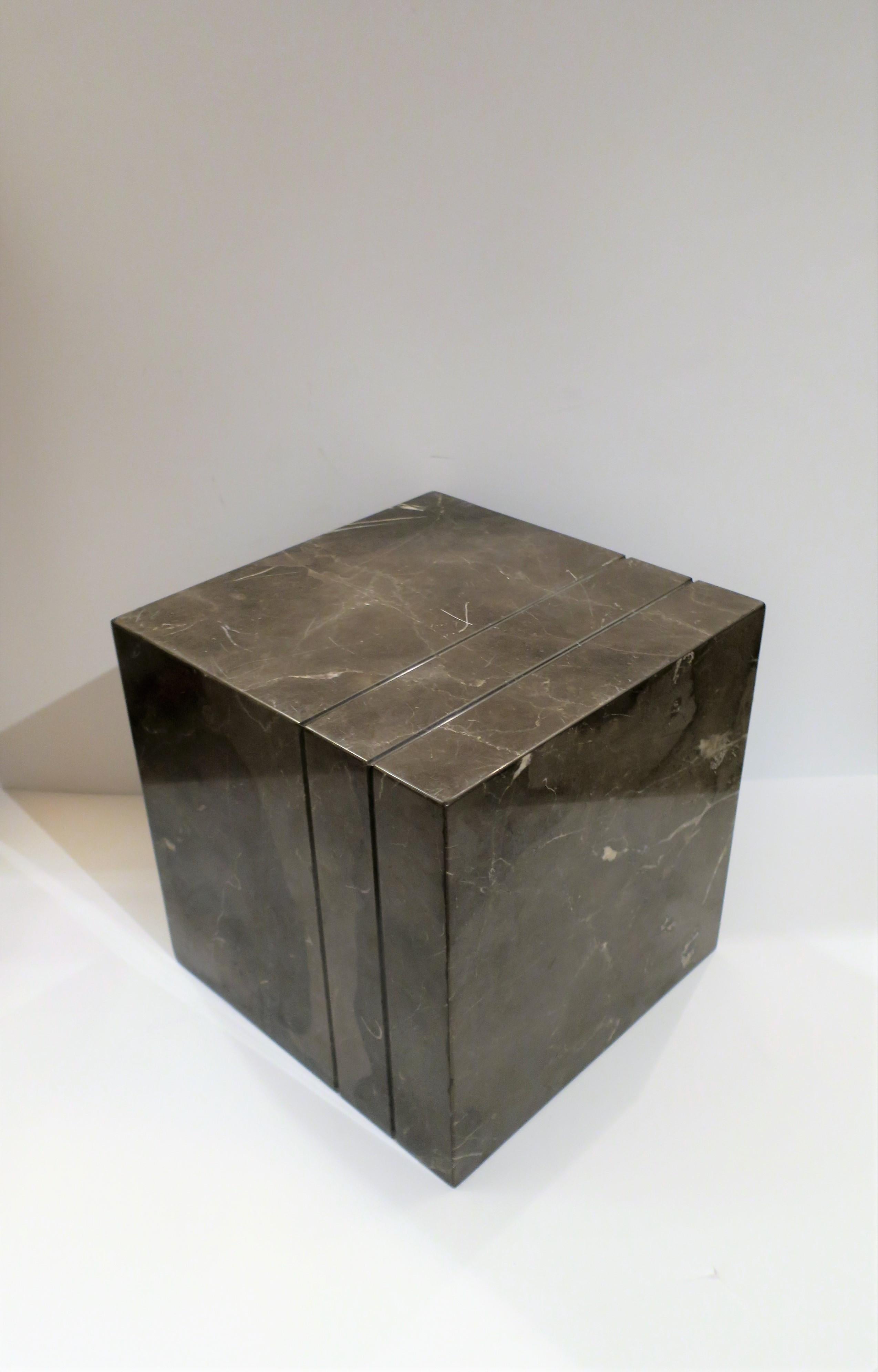 Modern Marble Side or End Table In Good Condition For Sale In New York, NY