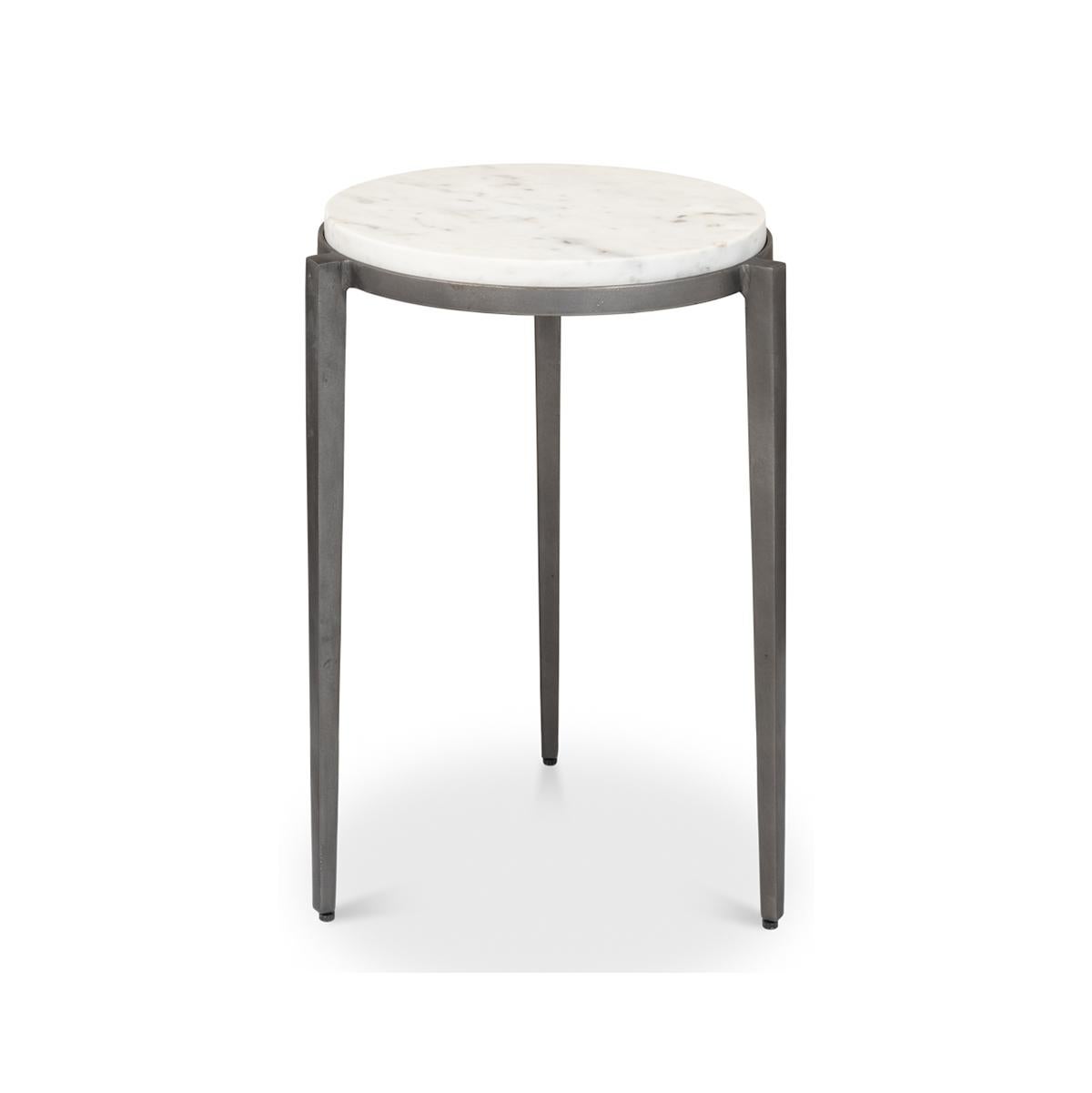 Une table d'appoint moderne en marbre blanc avec un plateau rond en marbre blanc sur une base en métal à trois pieds.

Dimensions : 17