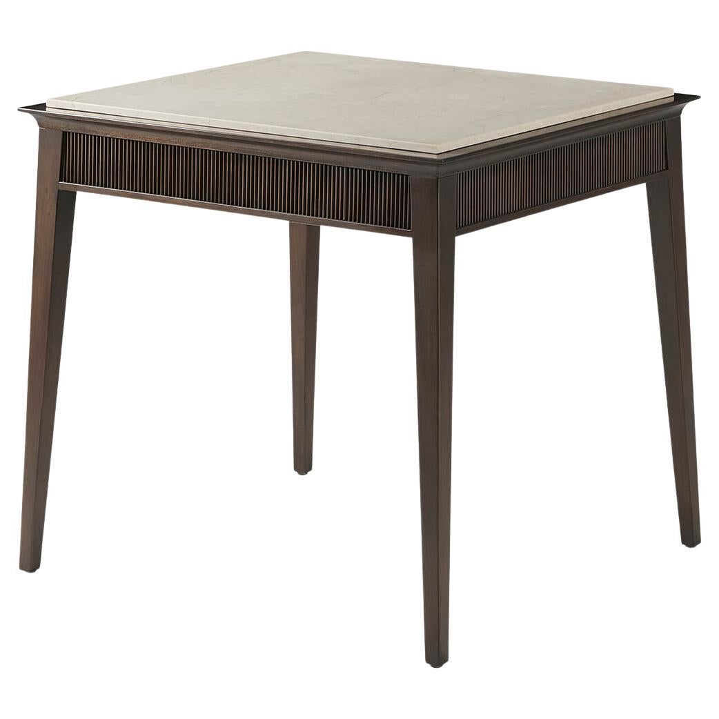 Moderner Tisch mit Marmorplatte
