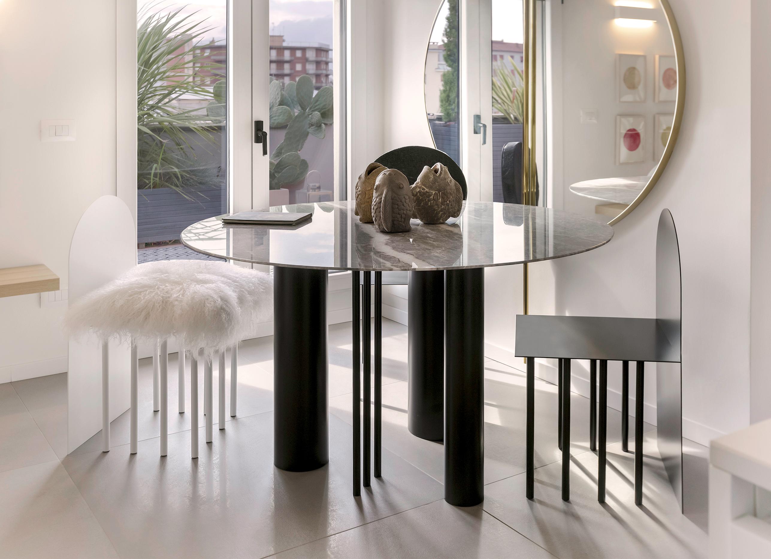 Der elegante Terra Esstisch will das Symbol eines Weges der Exemplifizierung von Formen sein;
Die große Marmorplatte und das Metallgestell machen diesen Tisch zu einer äußerst raffinierten Ergänzung. 
Mit seinem exklusiven Design und seiner