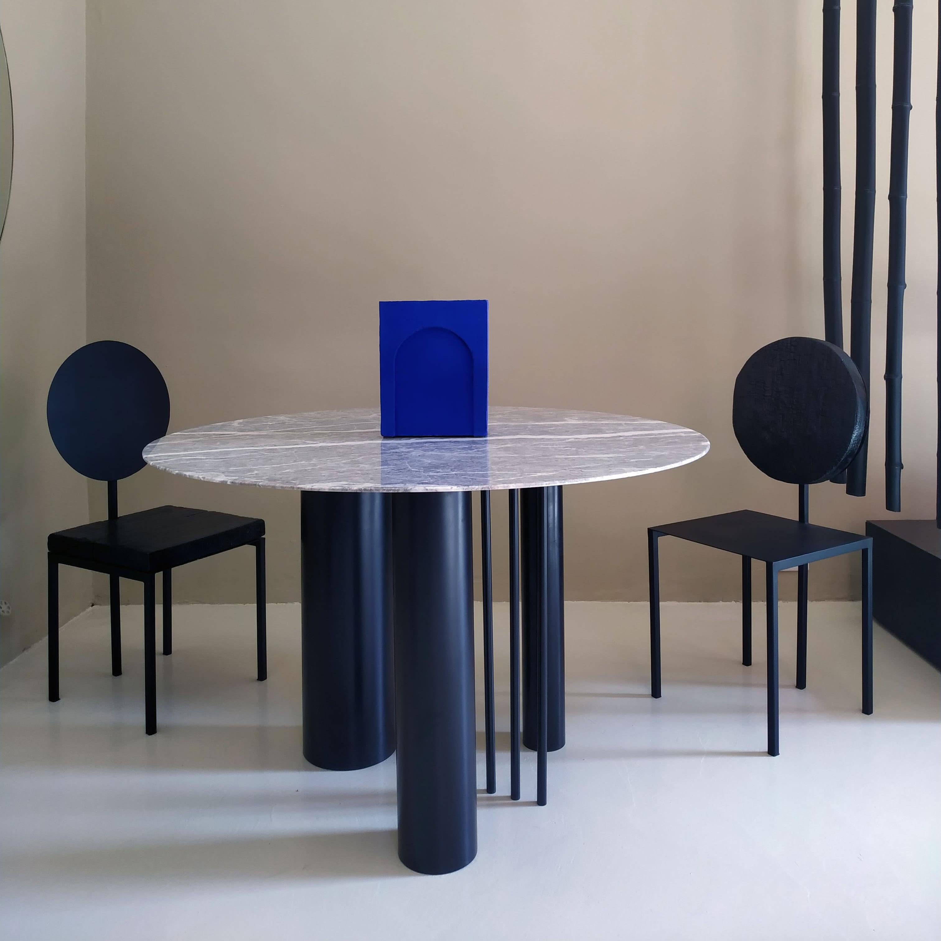 Galvanisé Table ronde en marbre  Salle à manger avec pieds en métal Nobe Italia en vente