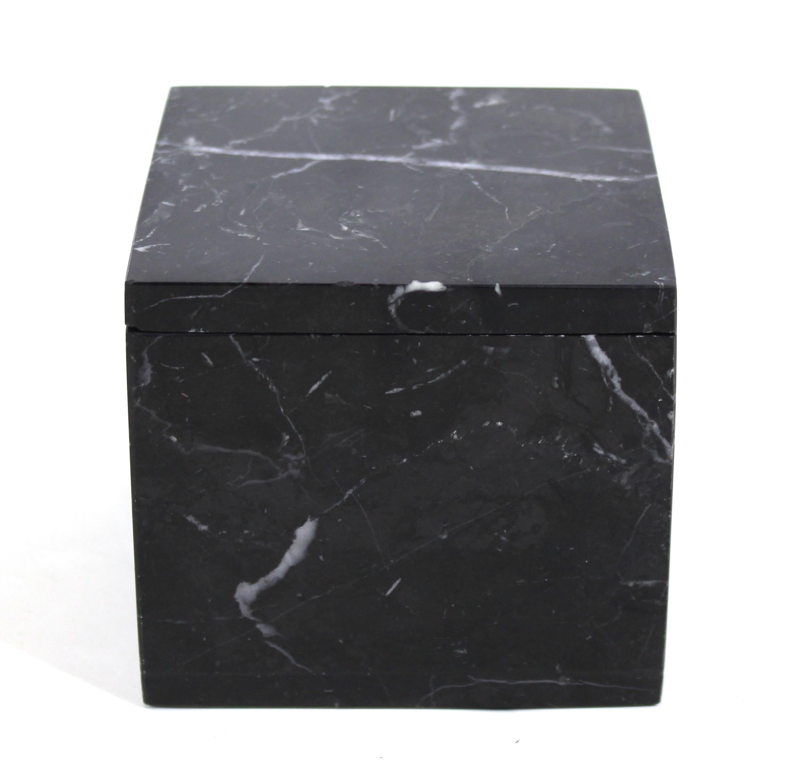 Boîte à colifichets moderne en marbre égyptien veiné noir, avec étiquette sur le fond.