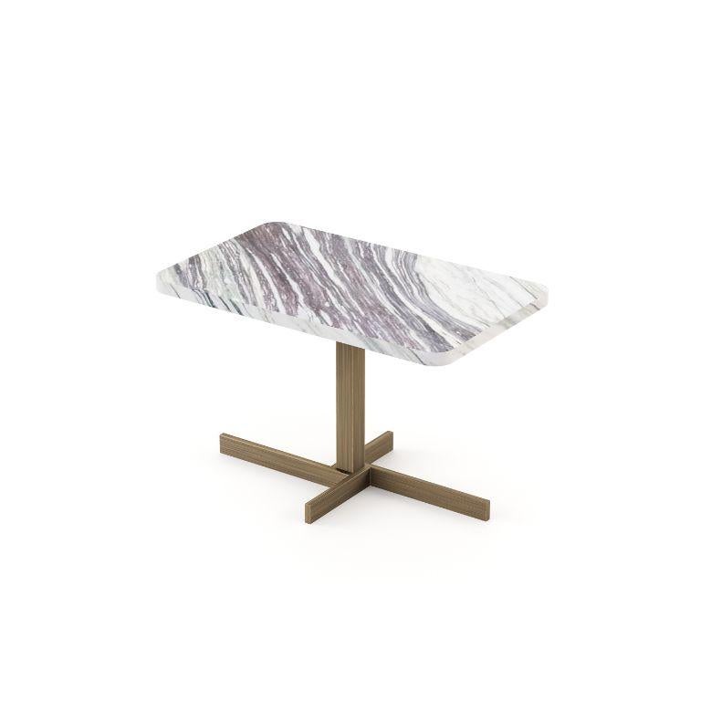 La table basse Margem est un accessoire expressif qui confère une touche luxueuse à chaque espace qu'elle habille. Un jeu de formes géométriques et de matériaux haut de gamme qui trouvent leur équilibre à l'intersection de ces deux caractéristiques