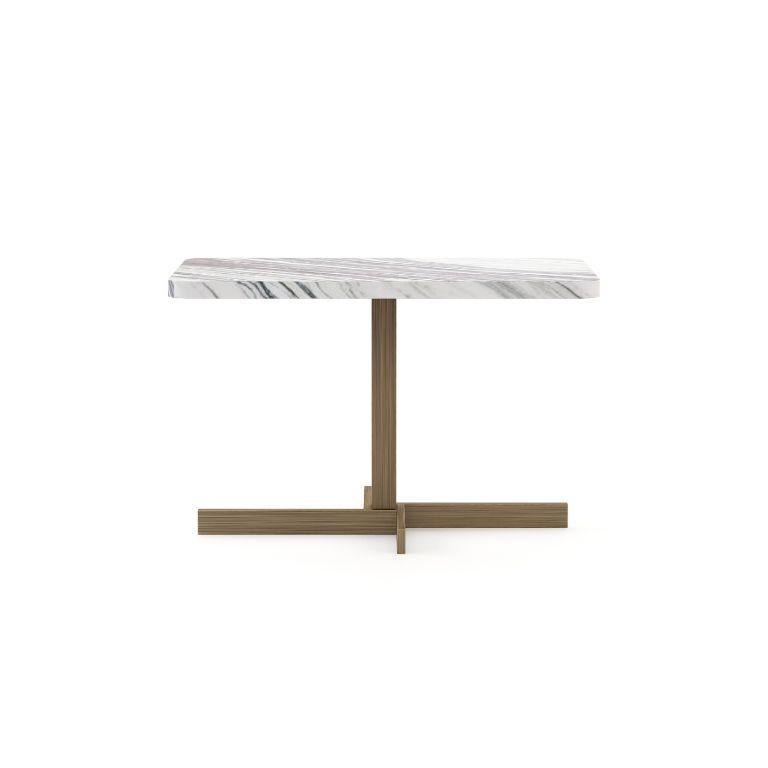 Moderne Table basse Margem fabriquée avec des dunes Neolith du Colorado polies et laiton en vente