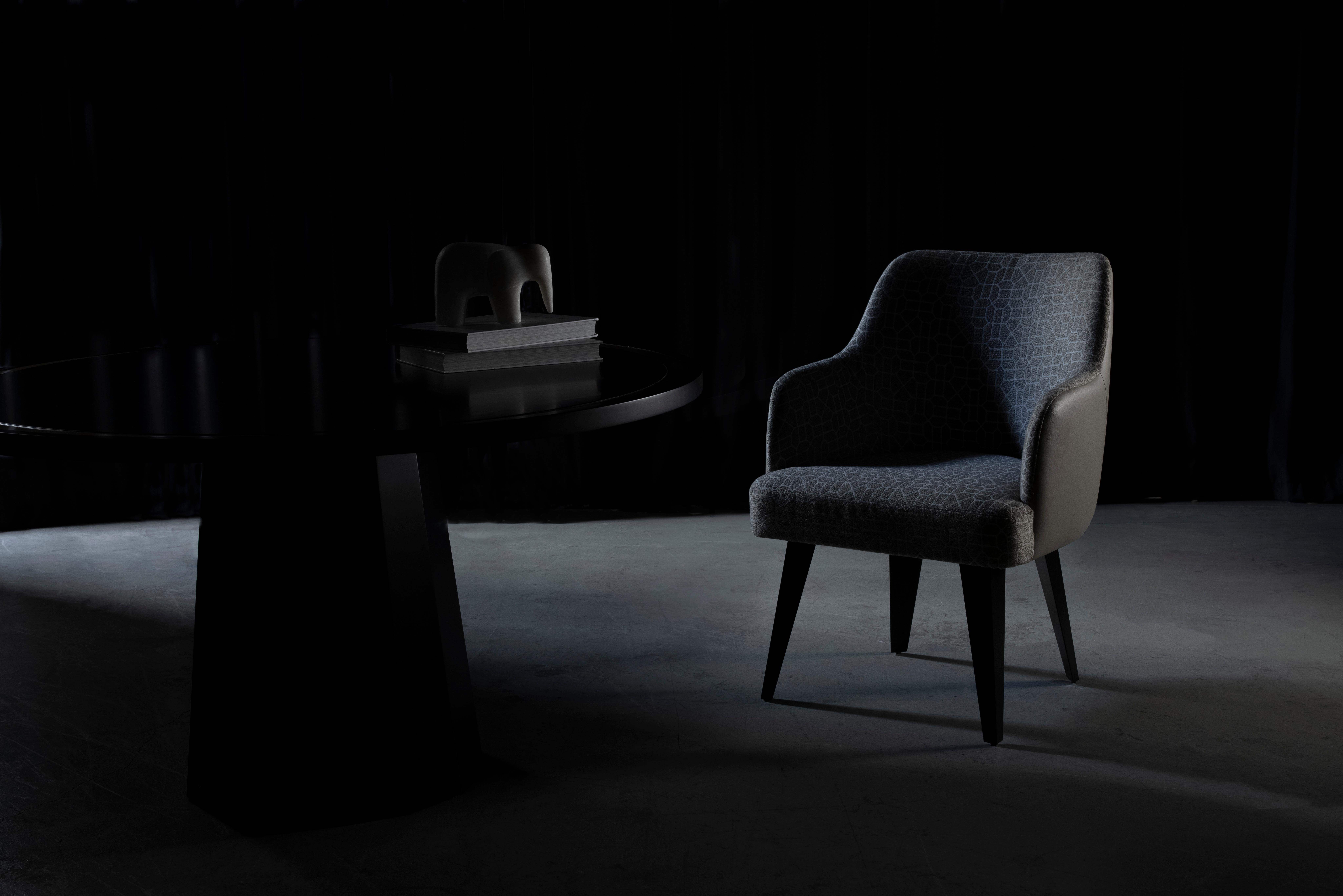 Chaise de salle à manger moderne Margot, laiton, lin de coton, fabriquée à la main au Portugal par Greenapple en vente 1