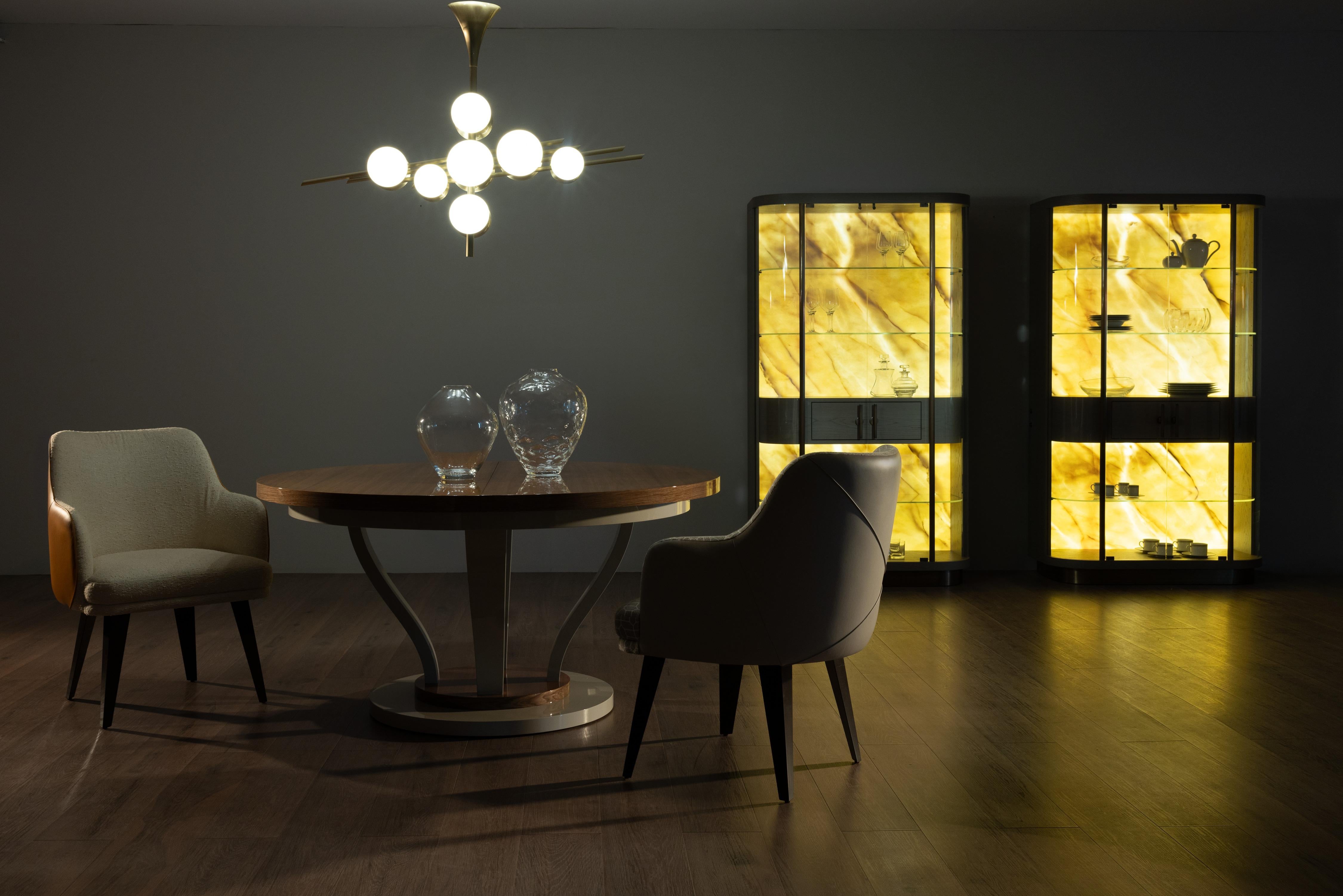 Moderne Chaise de salle à manger moderne Margot, laiton, lin de coton, fabriquée à la main au Portugal par Greenapple en vente