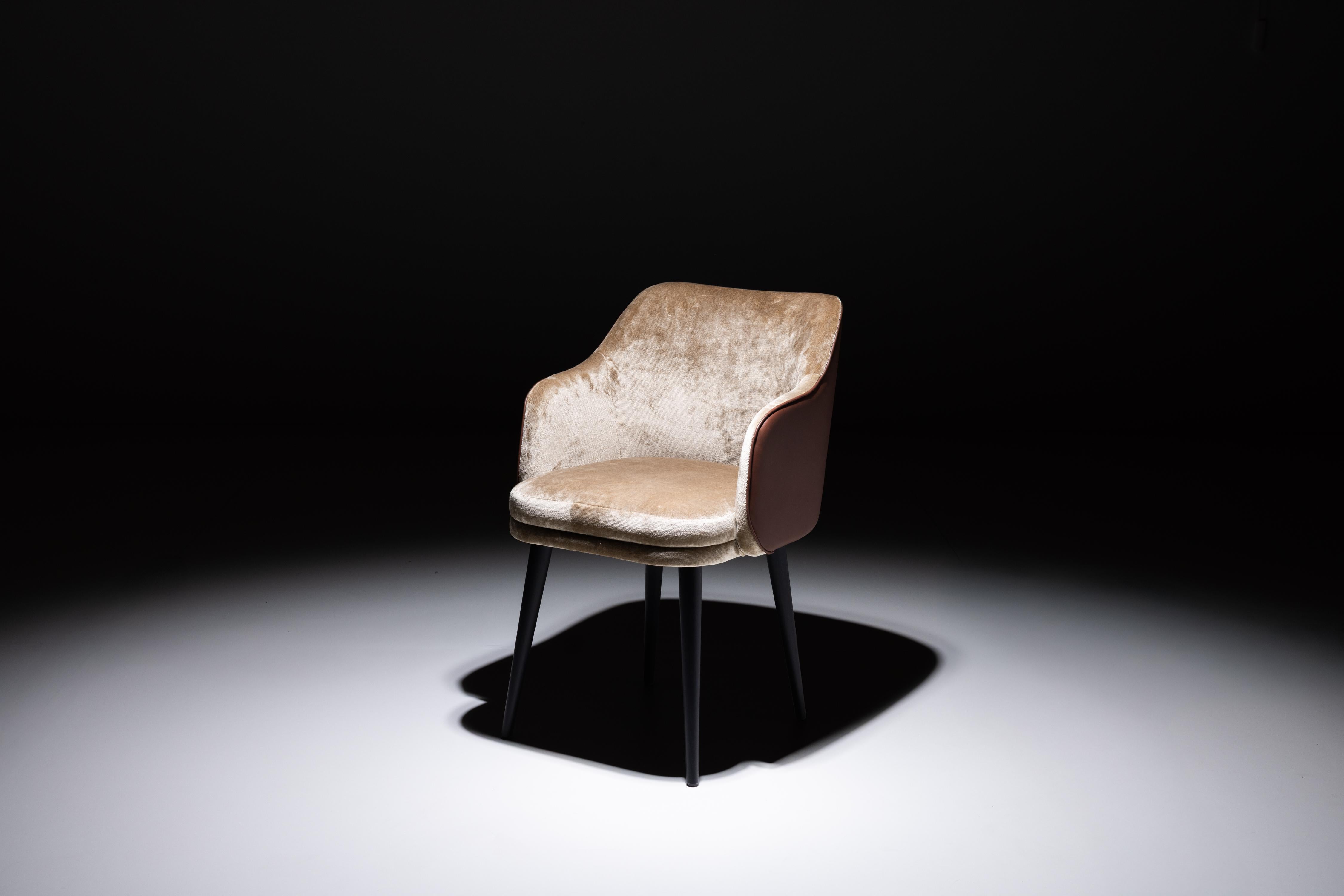 Chaise Margot, Collection S, fabriqué à la main au Portugal - Europe par GF Modern.

La chaise de salle à manger en cuir Margot est une pièce contemporaine qui redéfinit les normes de la vie moderne. L'interaction de lignes douces et gracieuses et