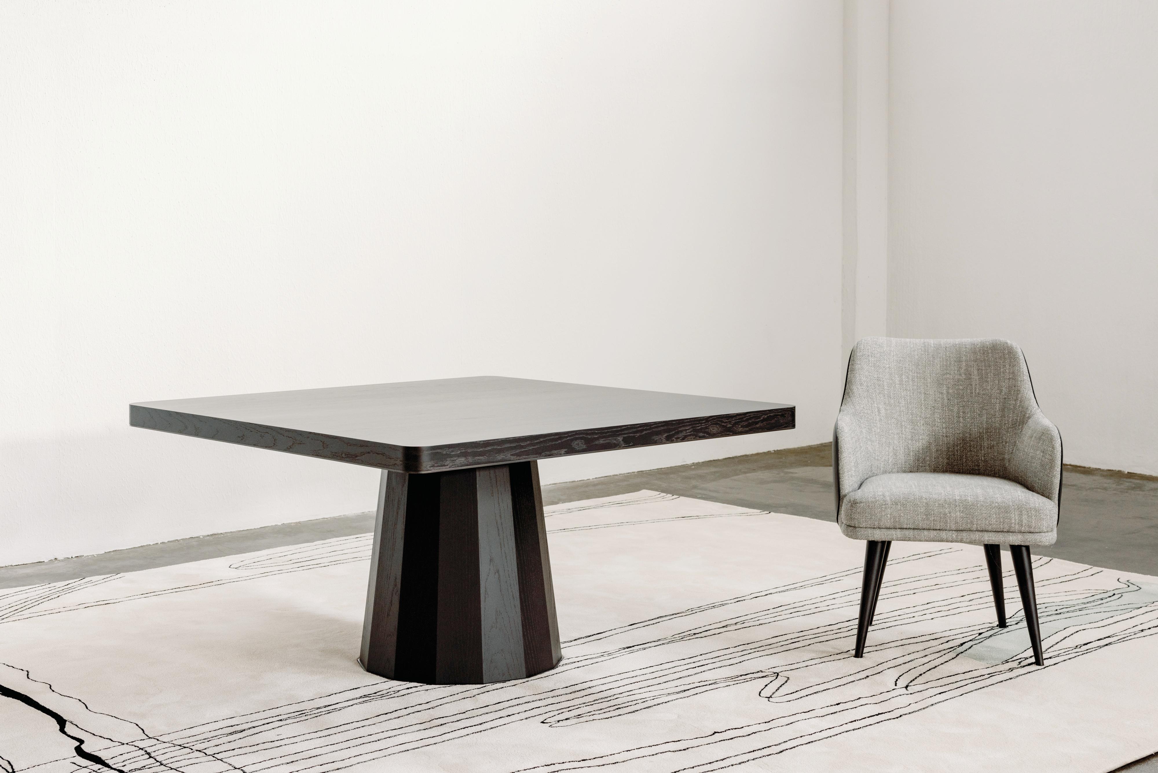 Margot Stuhl, Modern Collection'S, handgefertigt in Portugal - Europa von GF Modern.

Der Leder-Esszimmerstuhl Margot ist ein zeitgenössisches Möbelstück, das die Standards des modernen Wohnens neu definiert. Das Zusammenspiel von weichen, anmutigen