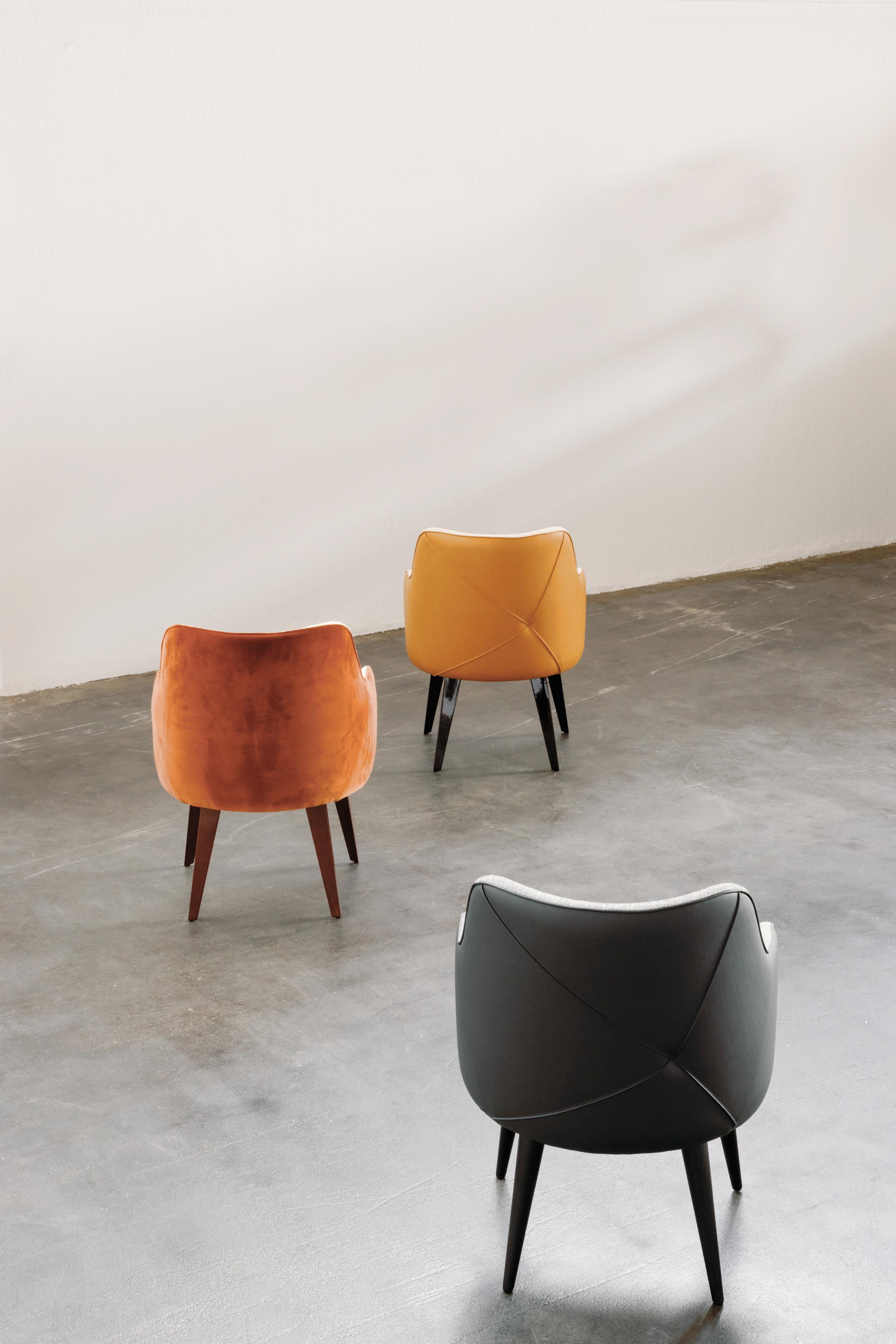 Travail du bois Chaises de salle à manger modernes Margot, cuir camel, fabriquées à la main au Portugal par Greenapple en vente