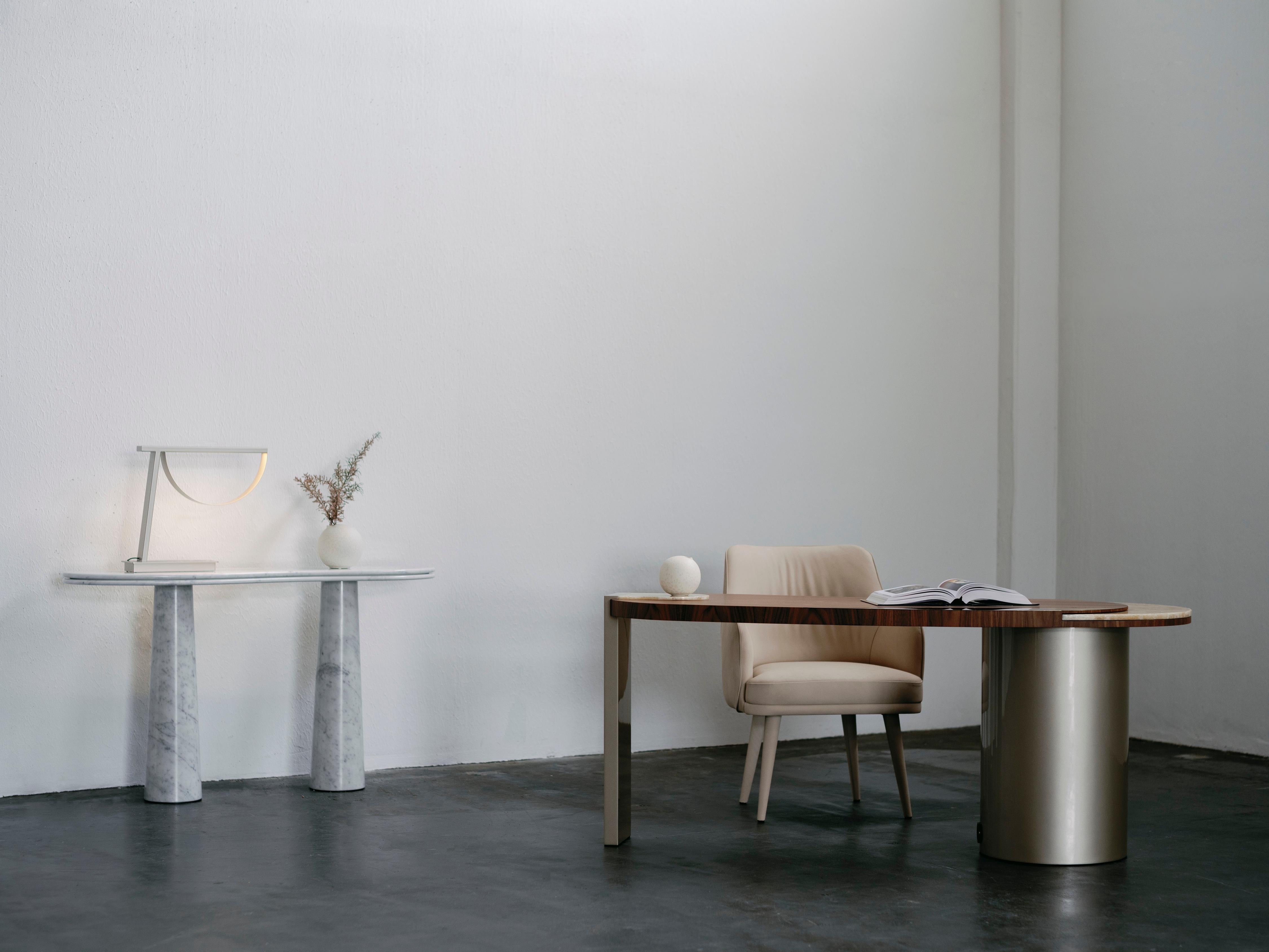 Sedia Margot, collezione Modern, realizzata a mano in Portogallo - Europa da GF Modern.

La sedia da pranzo in pelle Margot è un pezzo contemporaneo che ridefinisce gli standard della vita moderna. Il gioco di linee morbide e aggraziate e di
