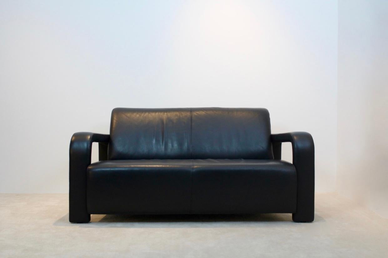 Erstaunliches schwarzes Ledersofa mit zwei Sitzen, hergestellt von Marinelli aus Italien. Dieses Sofa ist sehr solide und äußerst bequem zu sitzen. Das Sofa hat ein sehr solides Gestell und eine originale Polsterung aus schönem Leder, signiert