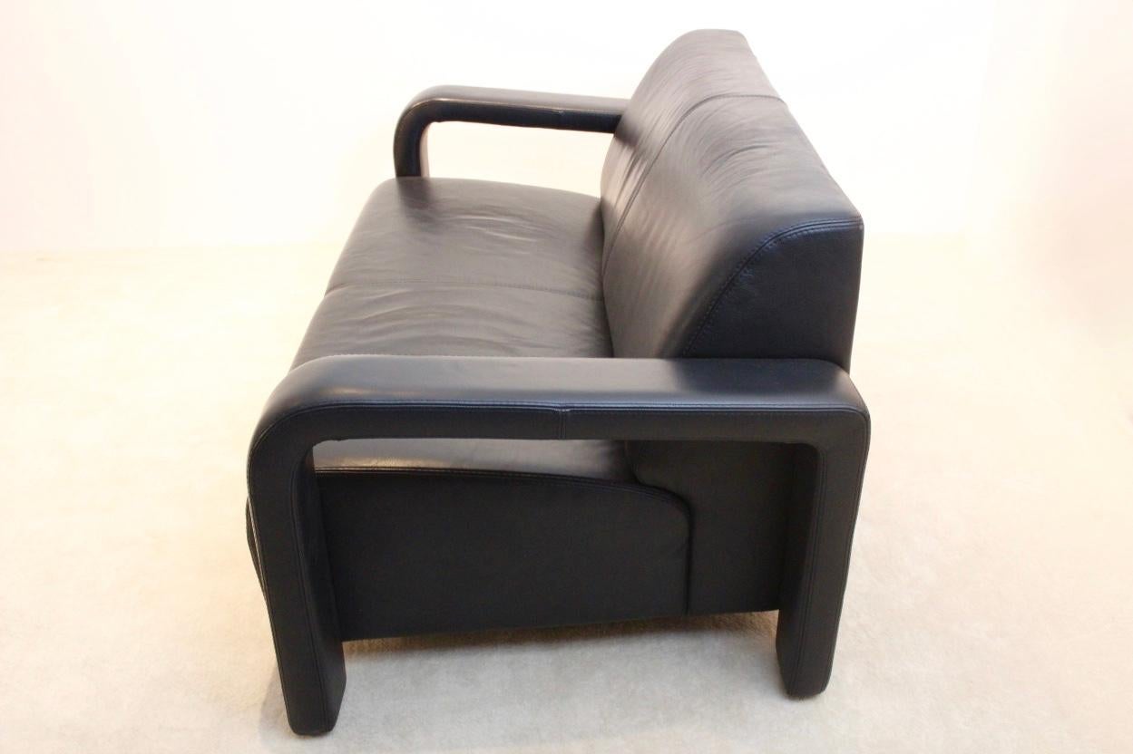 Modernes modernes zweisitziges Marinelli-Sofa aus schwarzem Leder, Italien (Italienisch) im Angebot
