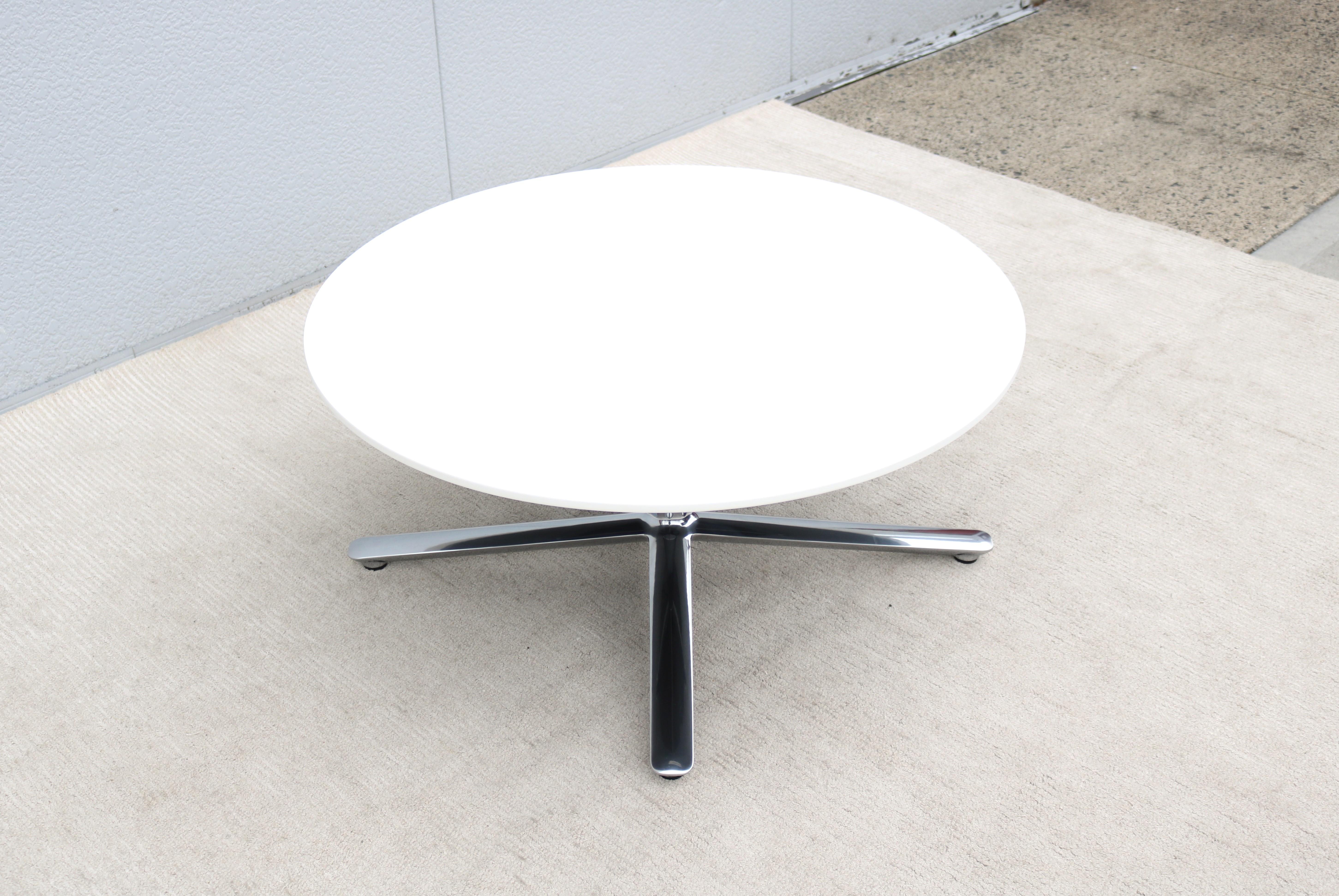 Table basse moderne Mario Ruiz pour Studio A A Bevy Table basse ronde à plateau en corian blanc en vente 2