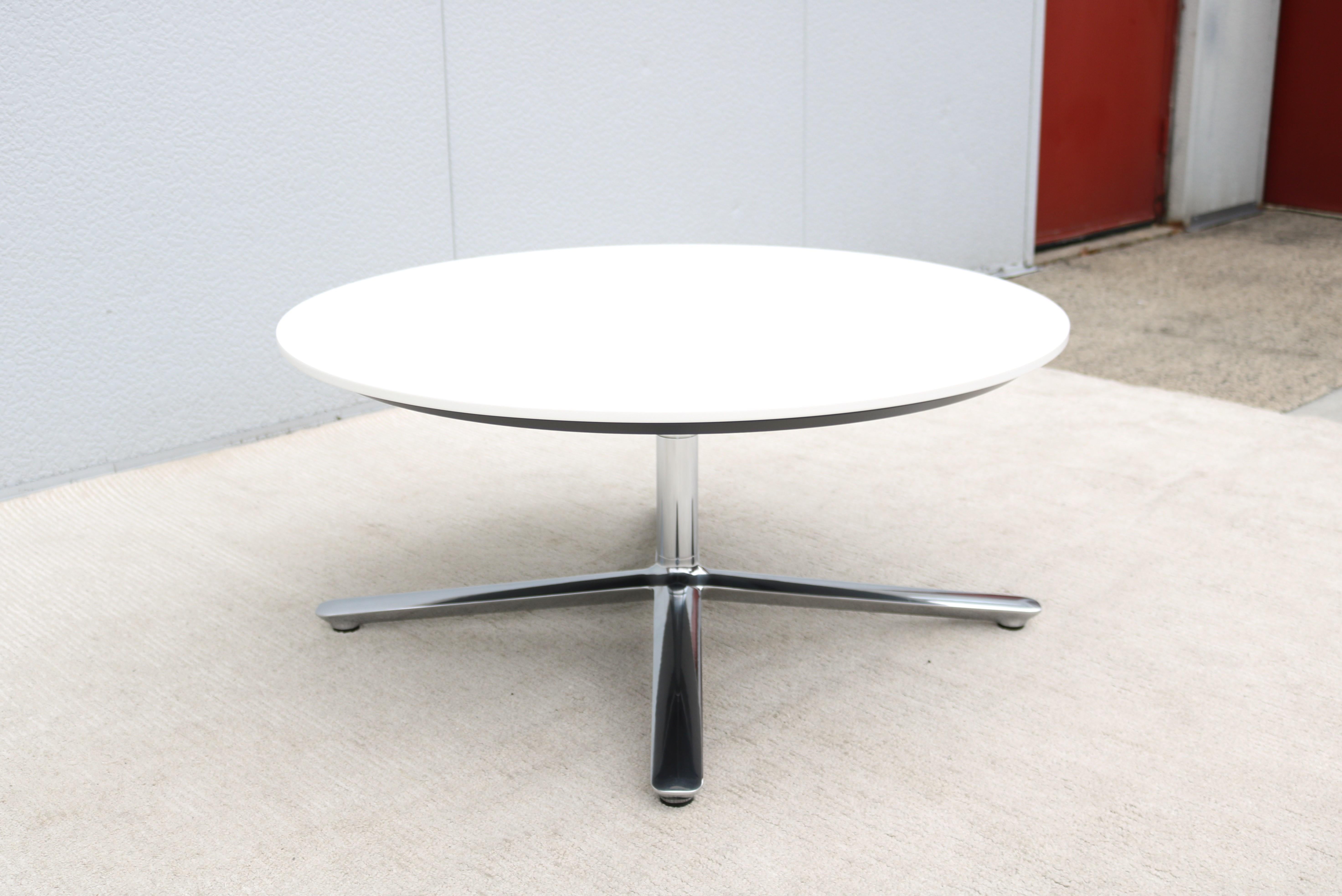 Table basse moderne Mario Ruiz pour Studio A A Bevy Table basse ronde à plateau en corian blanc en vente 3