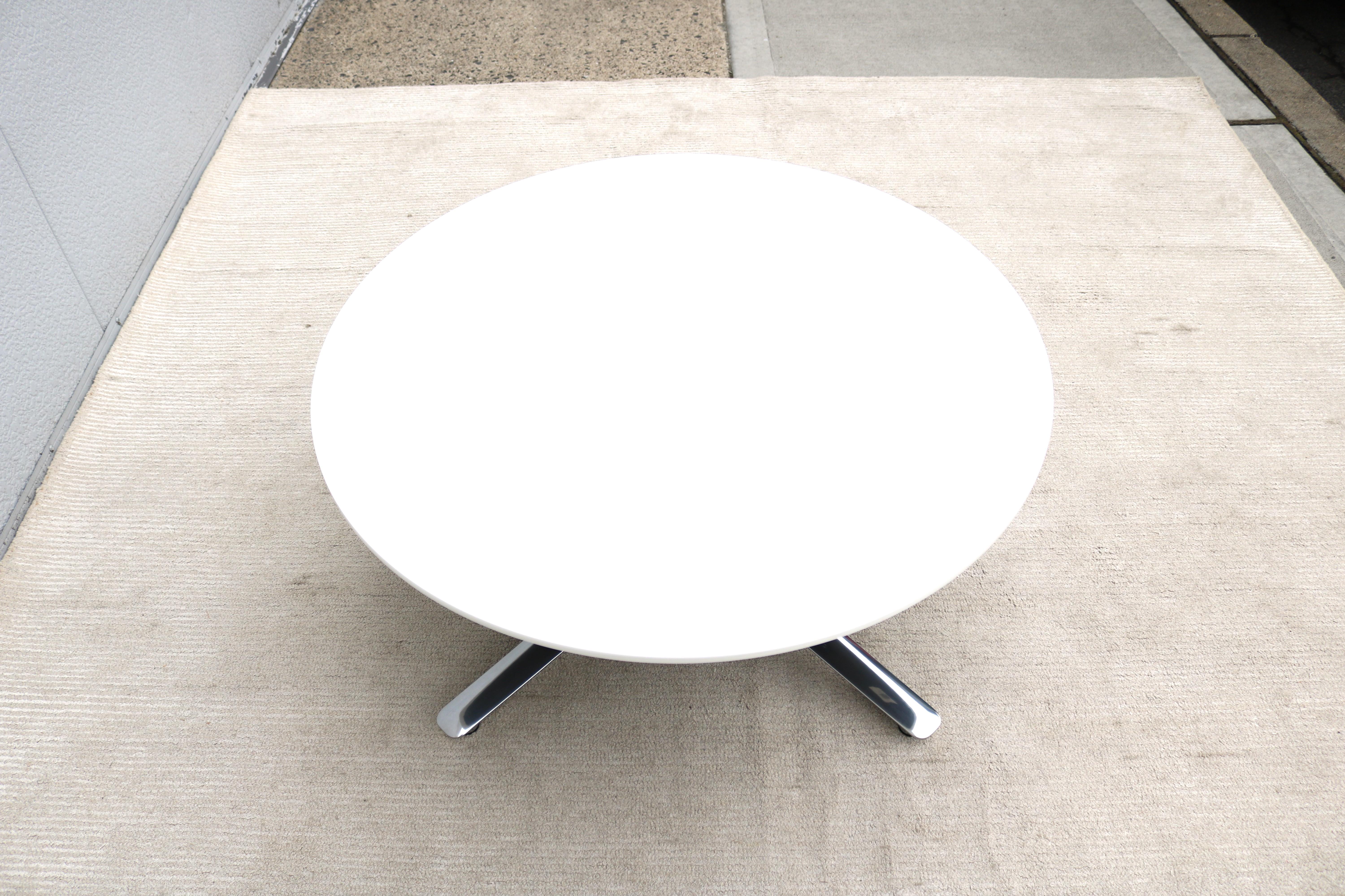 Table basse moderne Mario Ruiz pour Studio A A Bevy Table basse ronde à plateau en corian blanc en vente 4