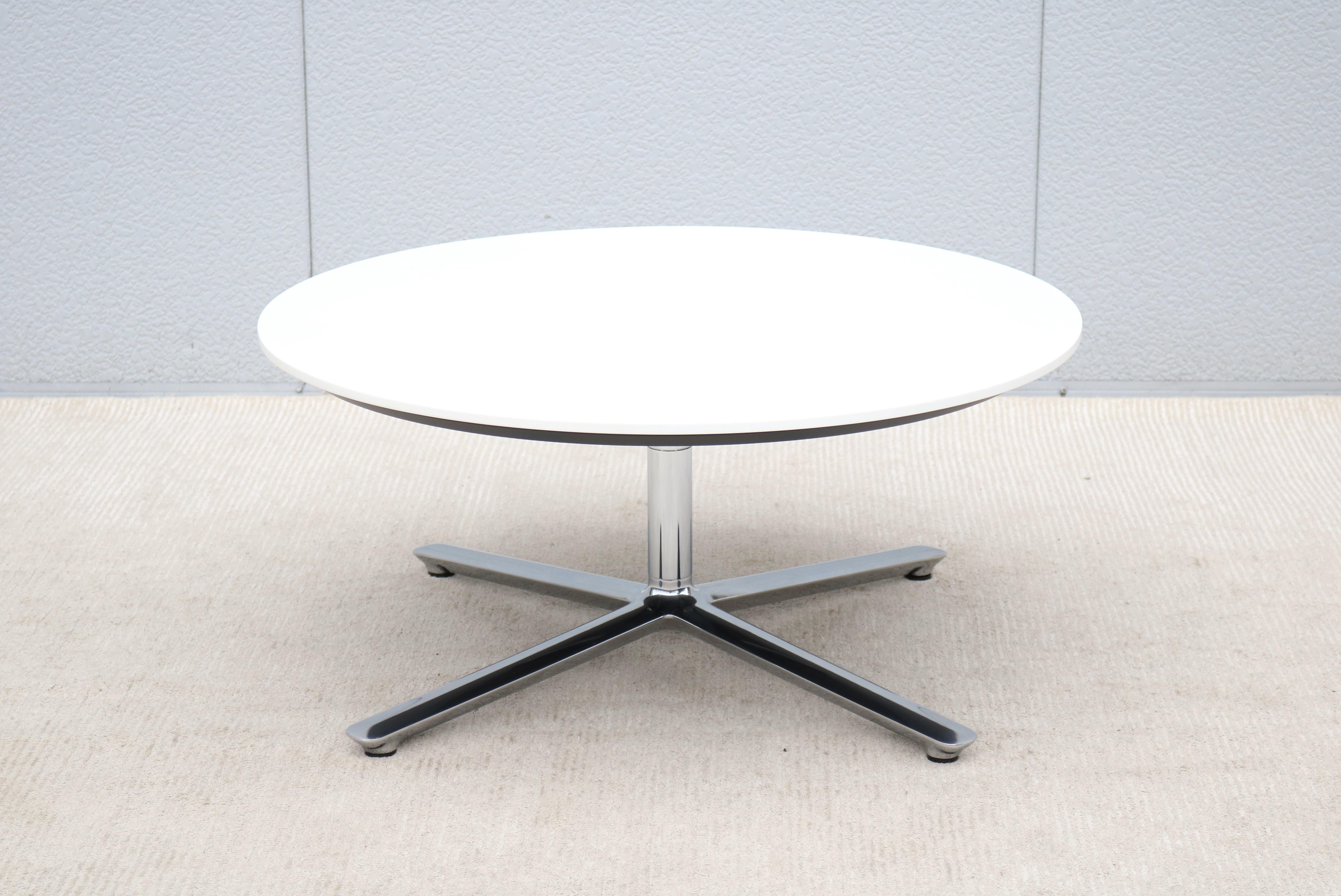 La beauté moderne et le design astucieux de la table By/One s'intègrent parfaitement dans tous les environnements et parmi les designs classiques du milieu du siècle.
Il s'agit d'un chef-d'œuvre bien conçu et bien fabriqué, une combinaison