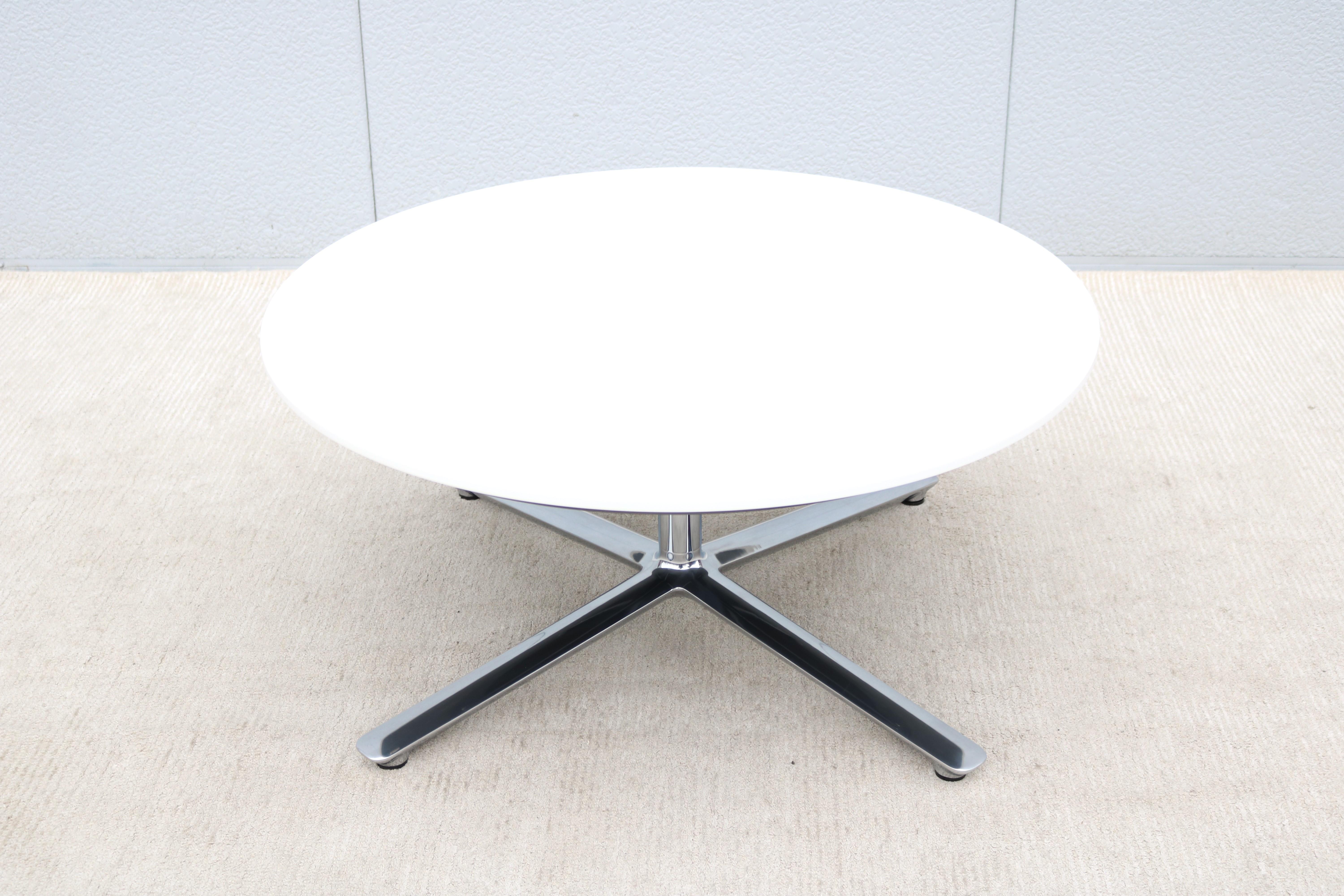 Poli Table basse moderne Mario Ruiz pour Studio A A Bevy Table basse ronde à plateau en corian blanc en vente
