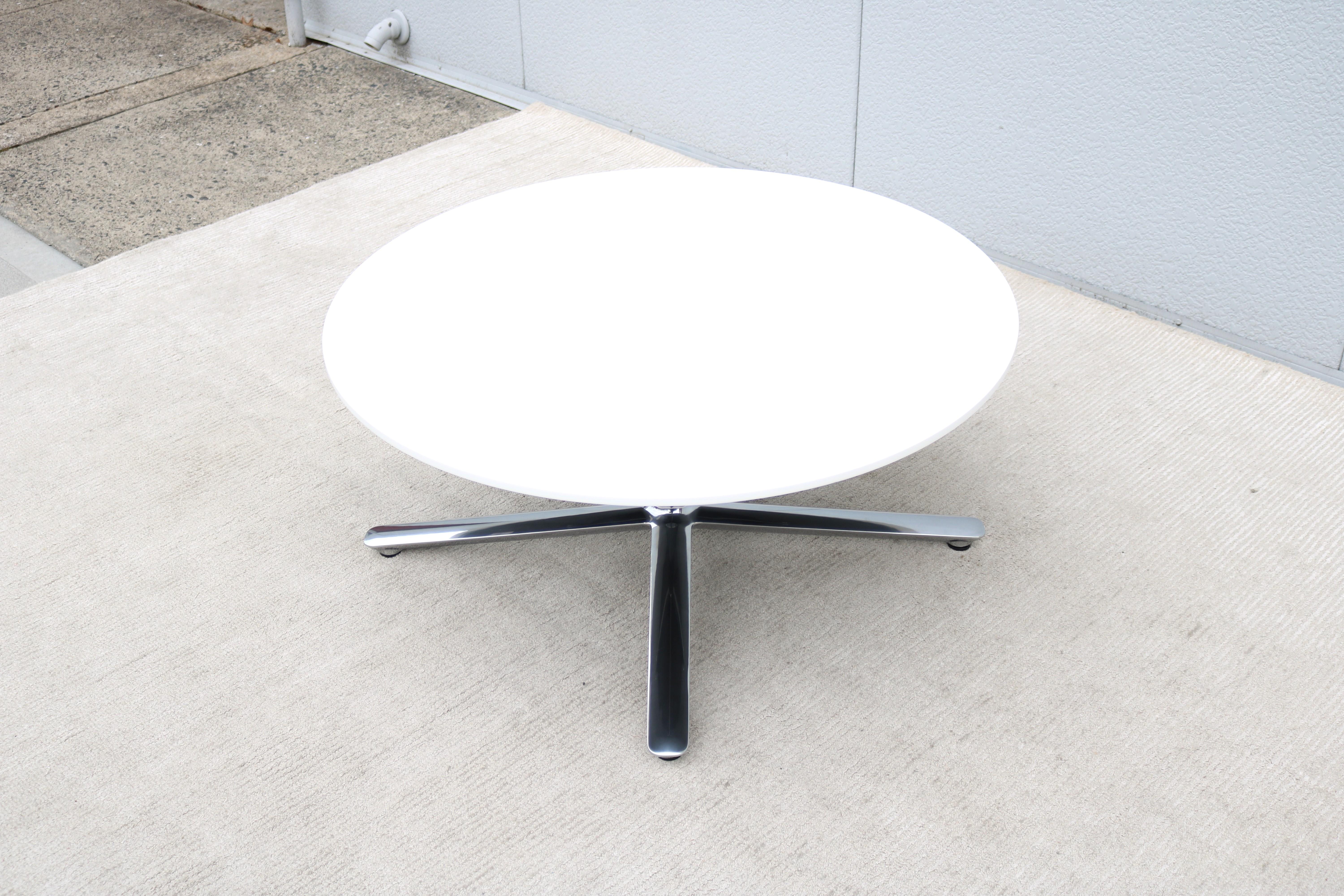 Moderner Couchtisch mit runder weißer Corian-Platte, Mario Ruiz für Studio TK Bevy, Modern (Aluminium) im Angebot