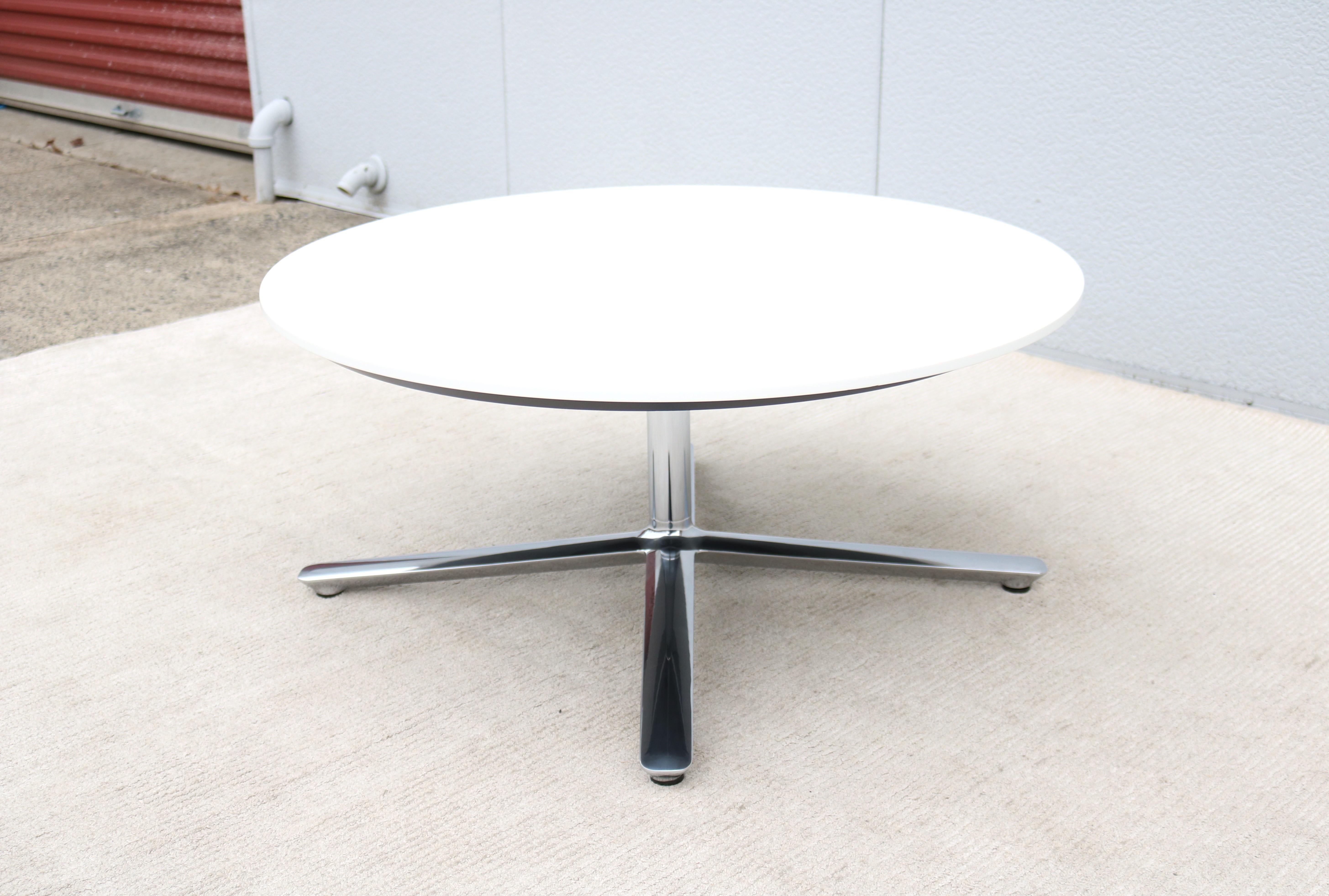 Aluminium Table basse moderne Mario Ruiz pour Studio A A Bevy Table basse ronde à plateau en corian blanc en vente