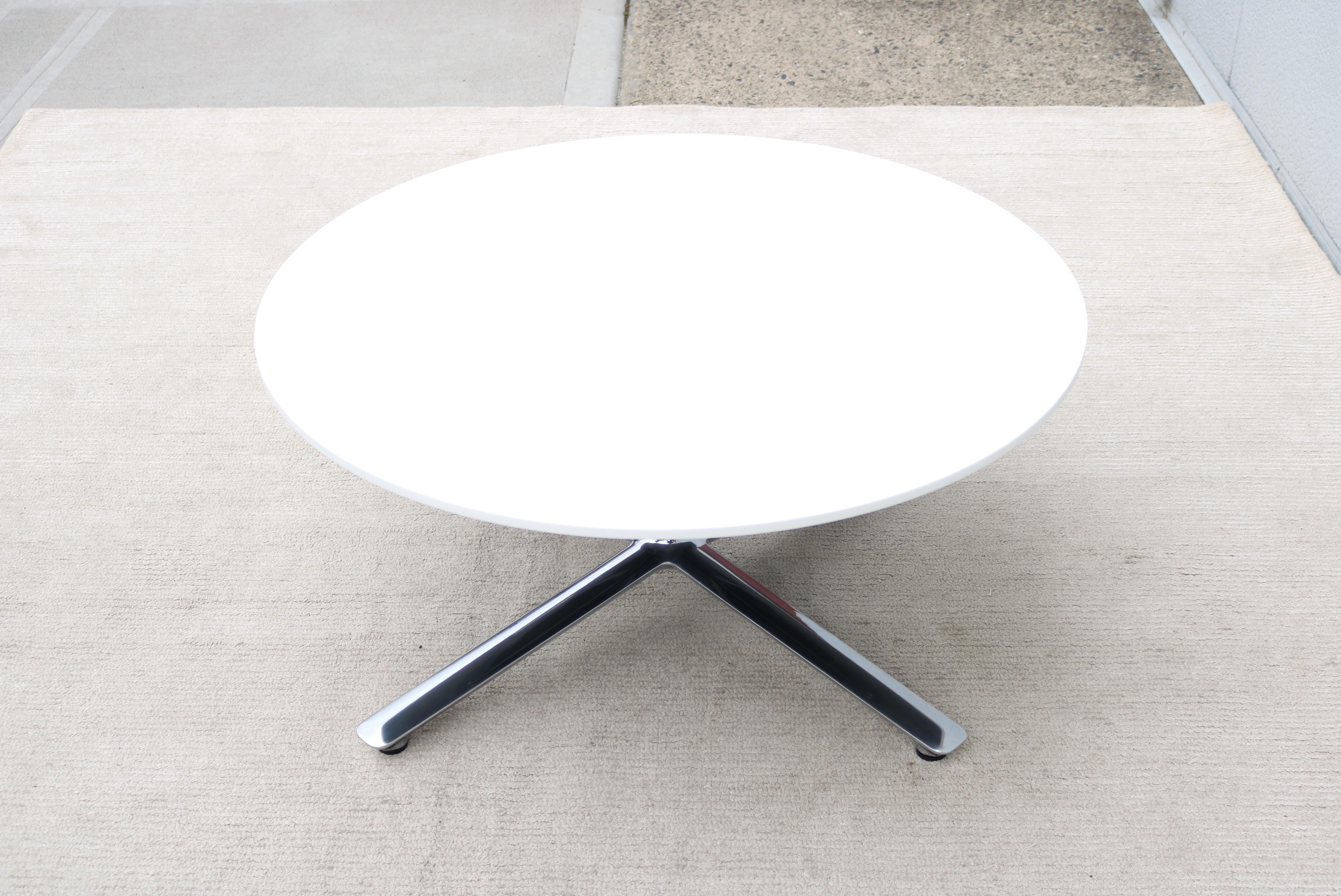 Table basse moderne Mario Ruiz pour Studio A A Bevy Table basse ronde à plateau en corian blanc en vente 1