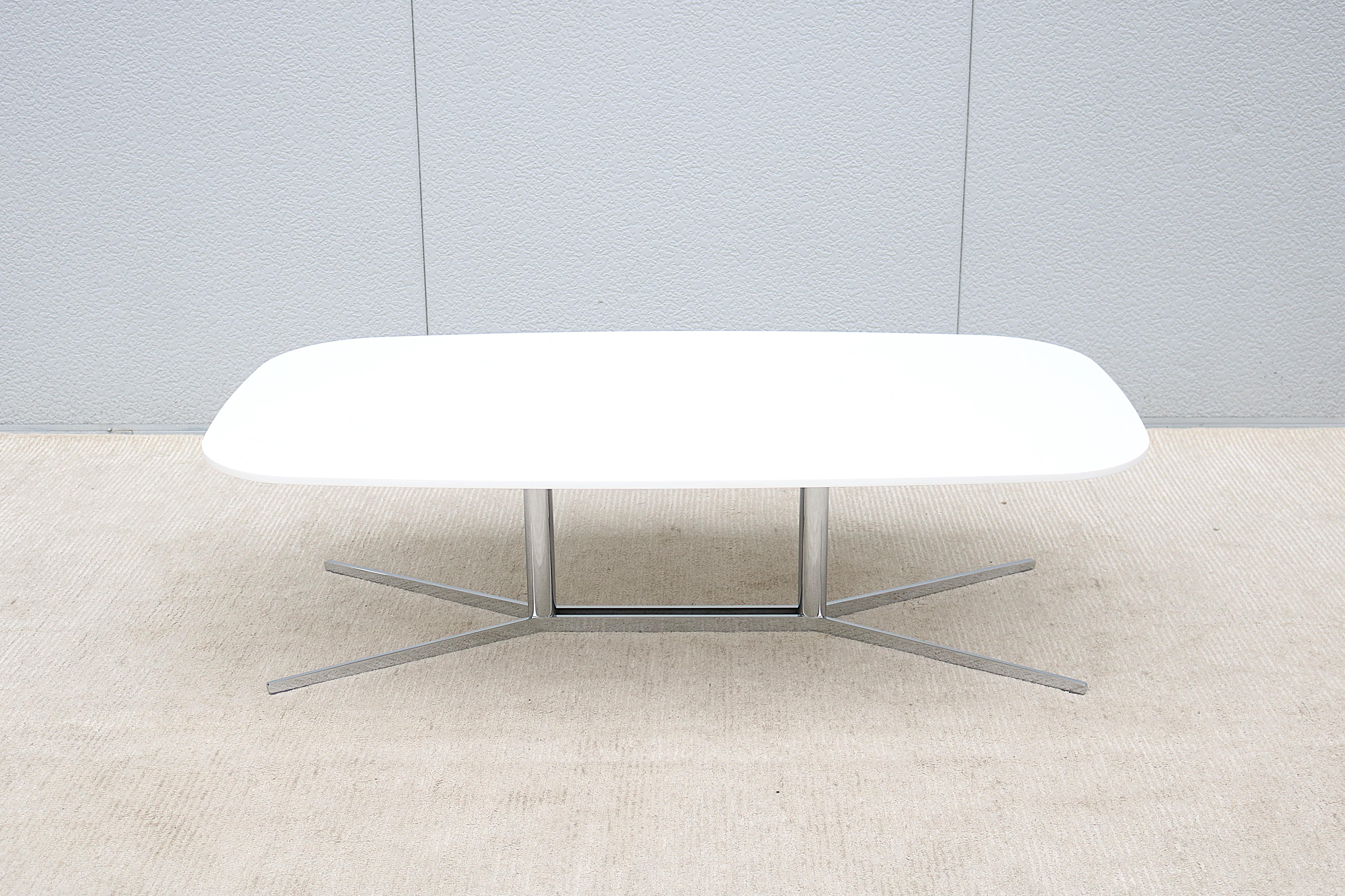 The Envita table is an elegant synthesis of European and North American approaches to furniture design.
Created by Mario Ruiz for Studio TK, features clean lines, lightness of scale and neat proportions connected to the design achievements of the