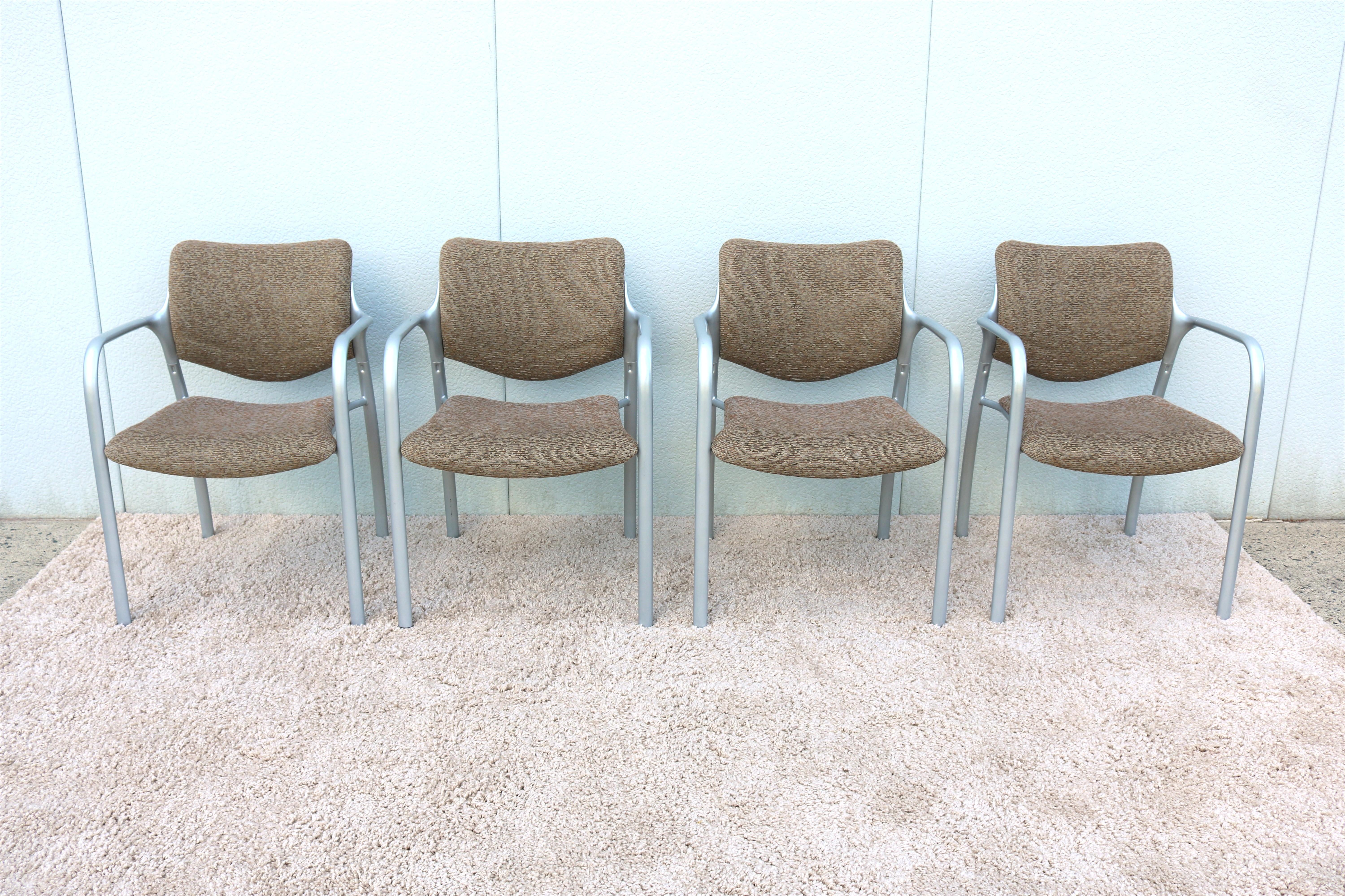 Der stapelbare Beistellstuhl Aside von Herman Miller ist sehr bequem und hat einen klaren, modernen Look.
Mit seinen dicken Kissen und gesunden Konturen bietet er den Menschen einen bequemen Sitzplatz.
Durch sein geringes Gewicht und seine