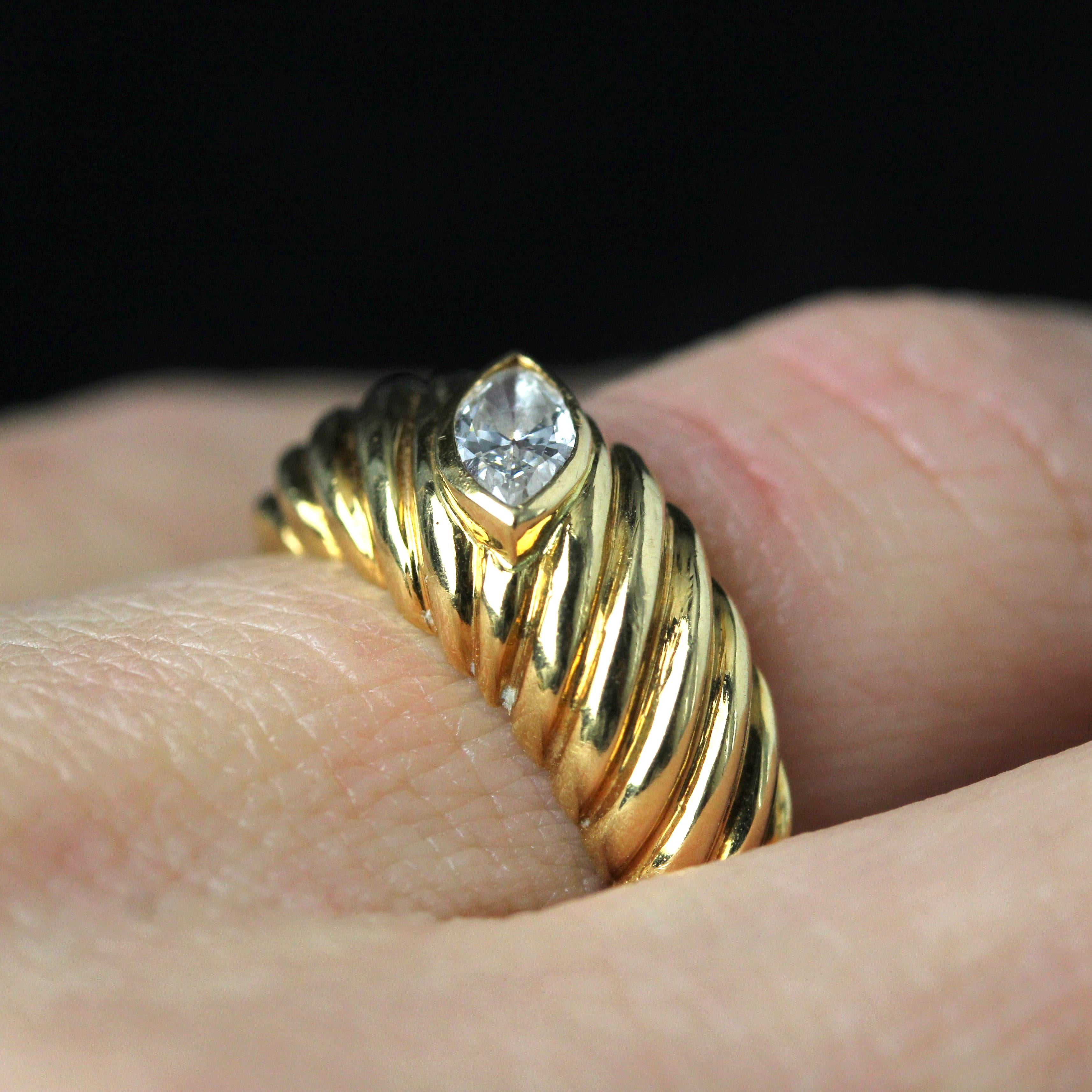 Moderner Gadrooned-Ring aus 18 Karat Gelbgold mit Diamanten im Marquiseschliff im Angebot 9