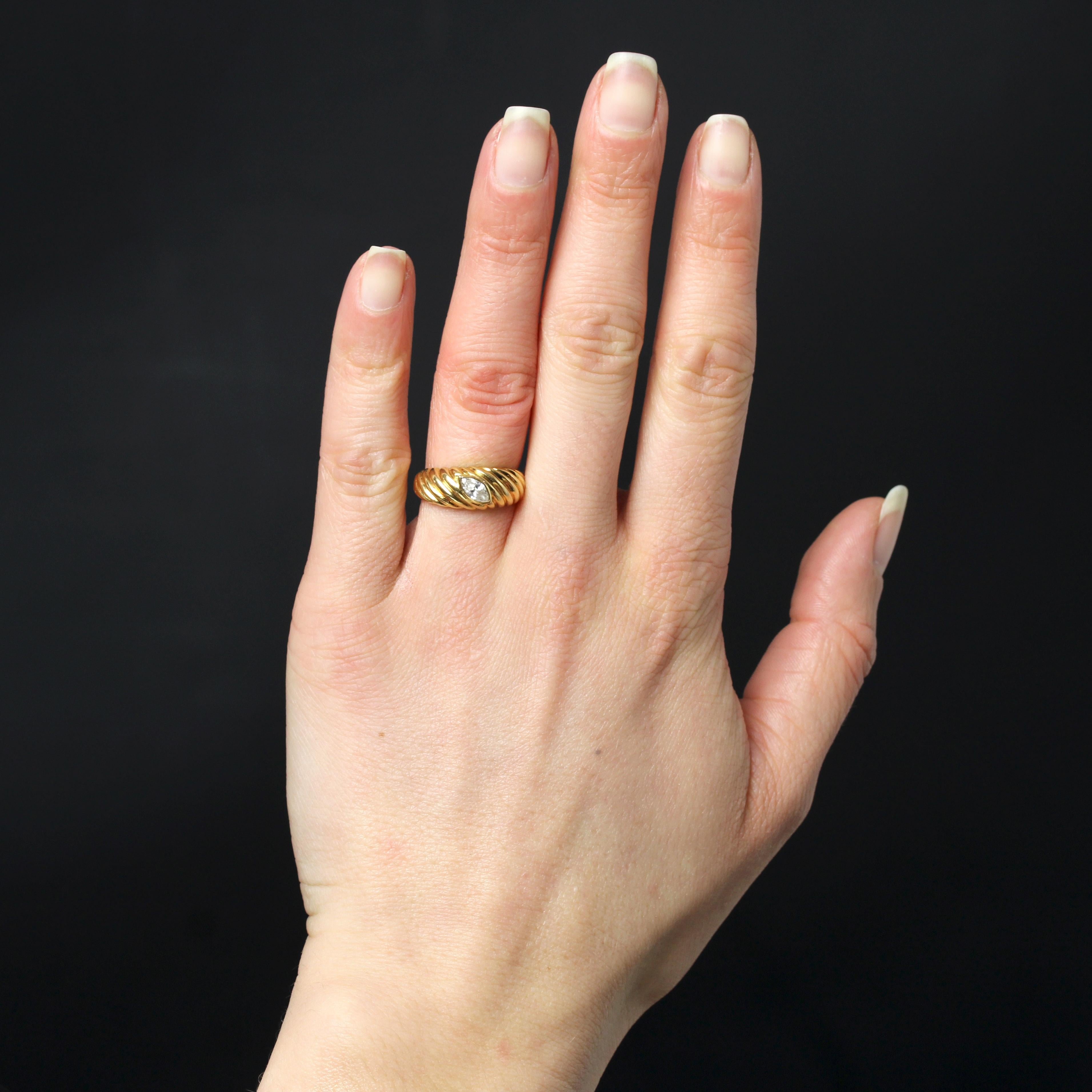 Ring aus 18 Karat Gelbgold, Adlerkopfpunze.
Ring aus Gelbgold aus zweiter Hand mit Gadronverzierung und einem Diamanten im Marquiseschliff.
Gesamtgewicht des Diamanten: ca. 0,20 Karat.
Höhe: ca. 7,5 mm, Breite: ca. 3,9 mm, Dicke: ca. 4,5 mm, Breite