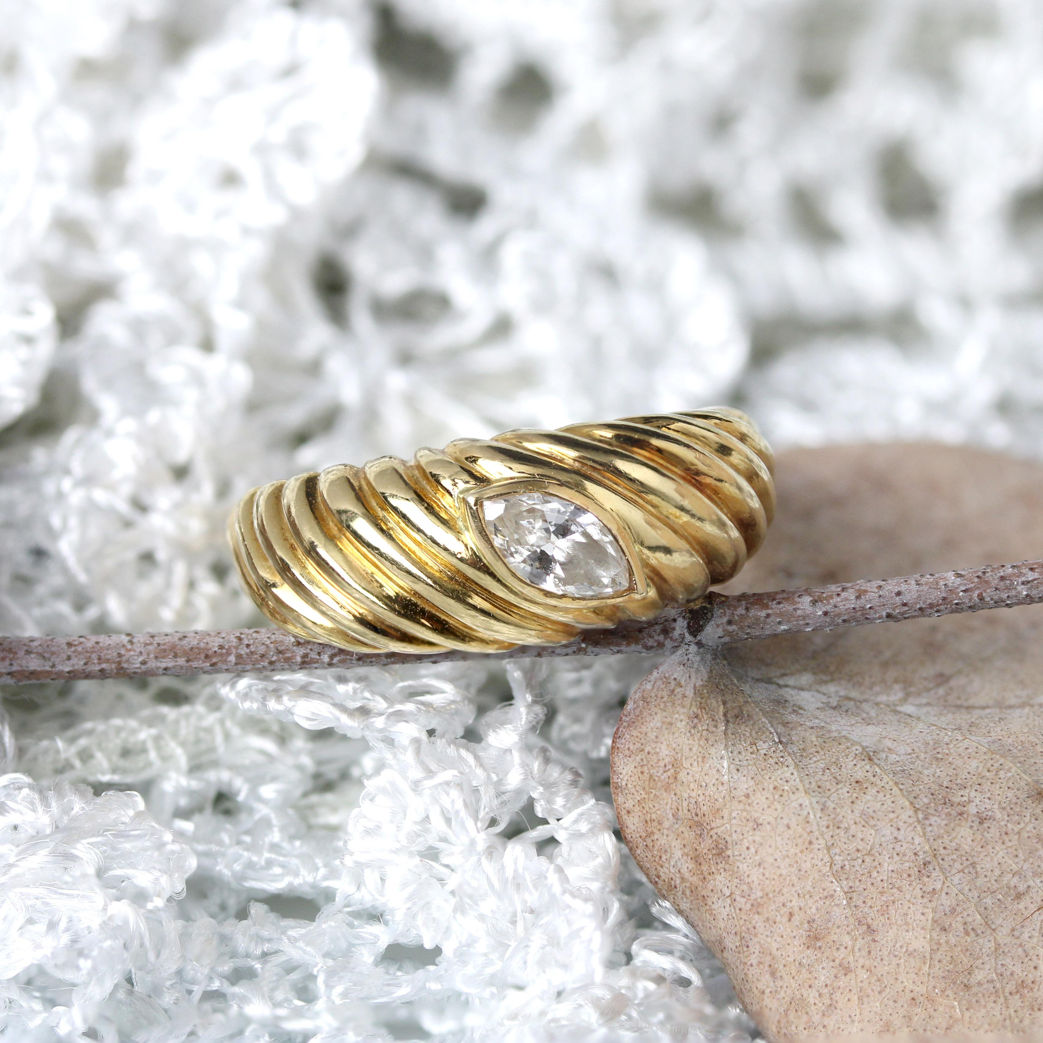 Moderner Gadrooned-Ring aus 18 Karat Gelbgold mit Diamanten im Marquiseschliff im Zustand „Gut“ im Angebot in Poitiers, FR