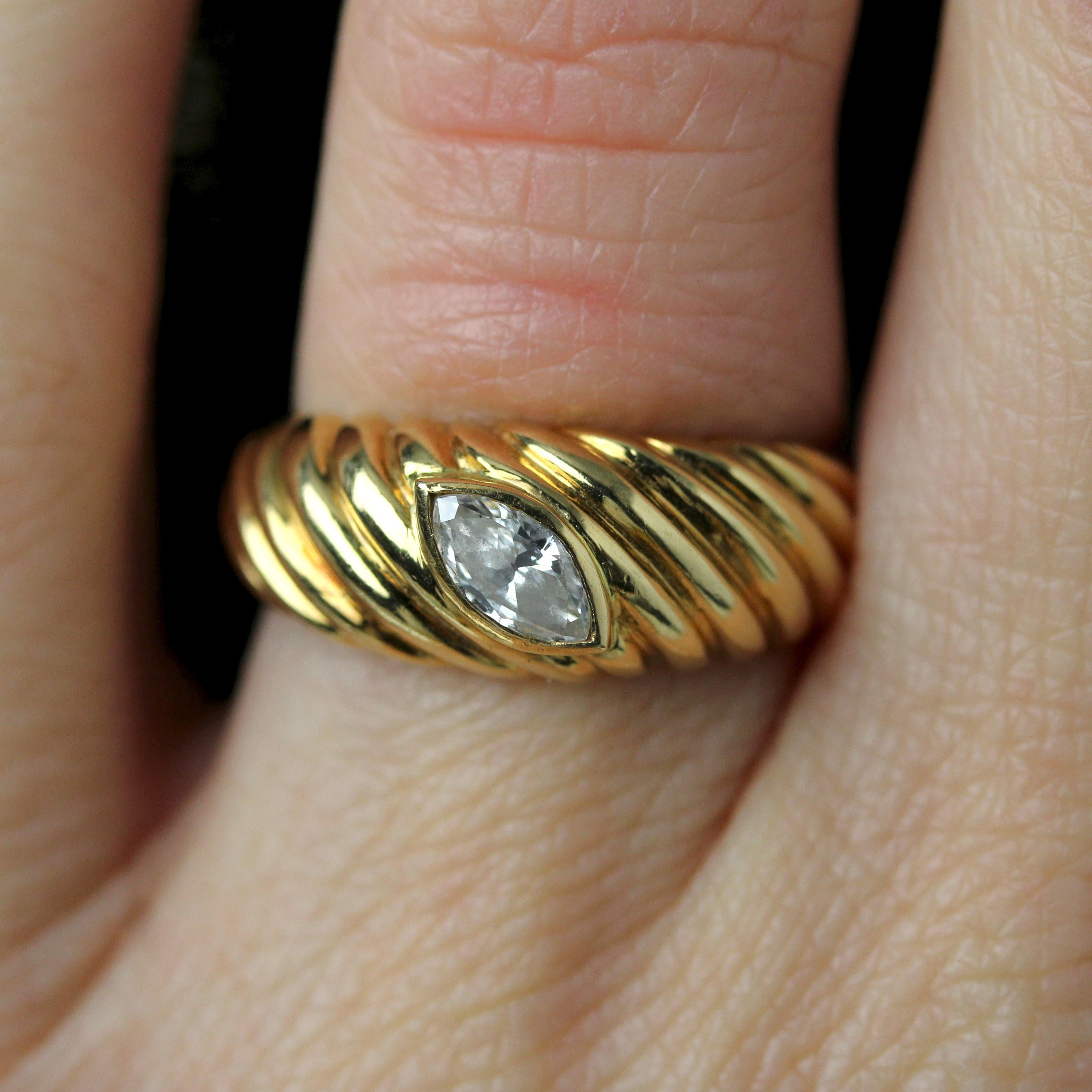 Moderner Gadrooned-Ring aus 18 Karat Gelbgold mit Diamanten im Marquiseschliff im Angebot 2