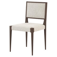 Moderner Mary-Stuhl aus Nussbaumholz und Textilien, handgefertigt von Stylish Club