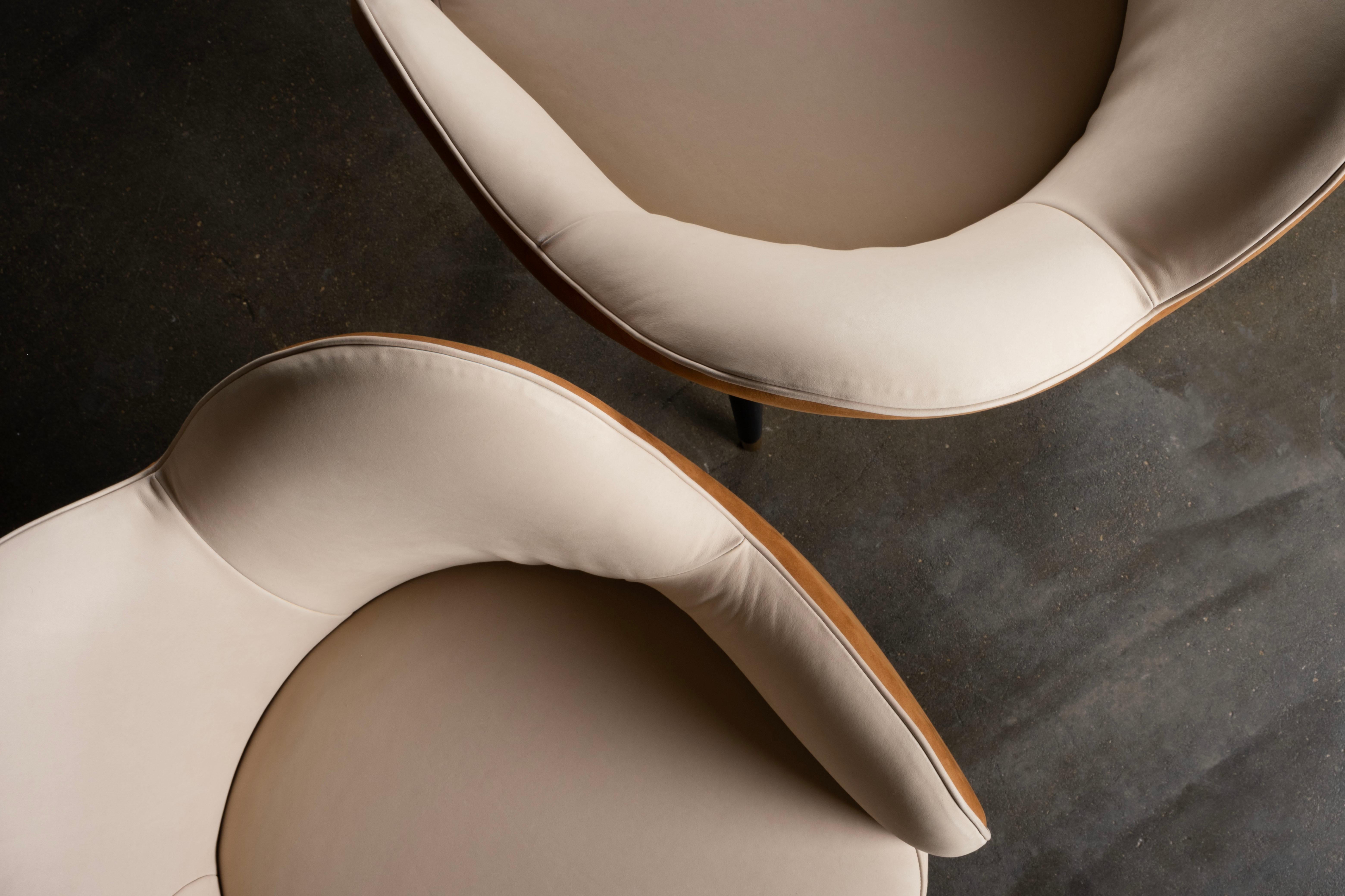 Laiton Chaises de salle à manger Mary, cuir de velours beige, fabriquées à la main au Portugal par Greenapple en vente