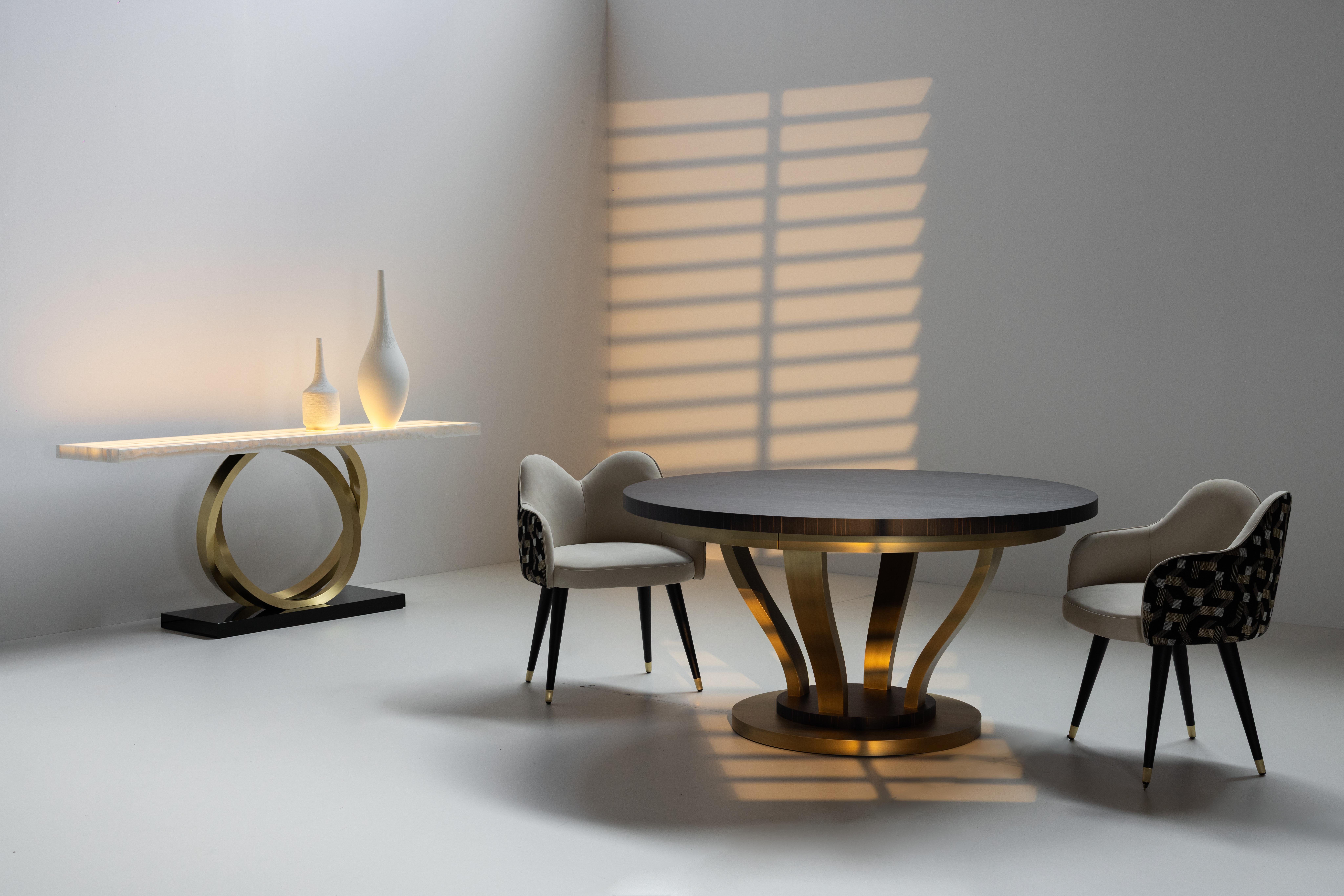 Sedia Mary, collezione contemporanea, realizzata a mano in Portogallo - Europa da Greenapple.

Disegnata da Rute Martins per la Contemporary Collection, la sedia da pranzo Mary trascende l'ordinario grazie al suo design moderno e alla sua