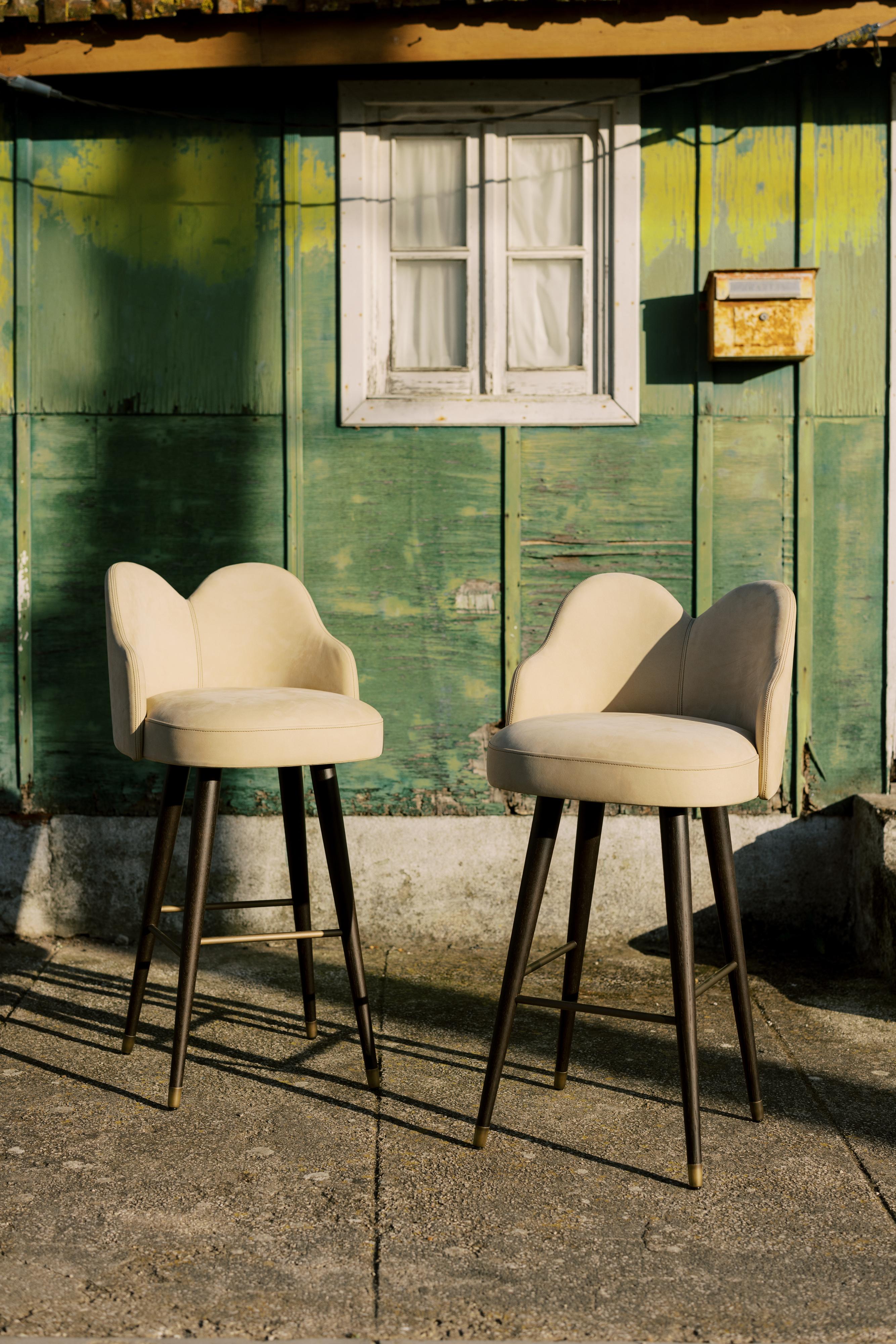 Mary Drehbarer Barhocker, Contemporary Collection, handgefertigt in Portugal - Europa von Greenapple.

Der Barhocker Mary aus Leder hebt sich durch sein modernes Design und seine exquisite Handwerkskunst vom Gewöhnlichen ab. Mit seinen klaren Linien