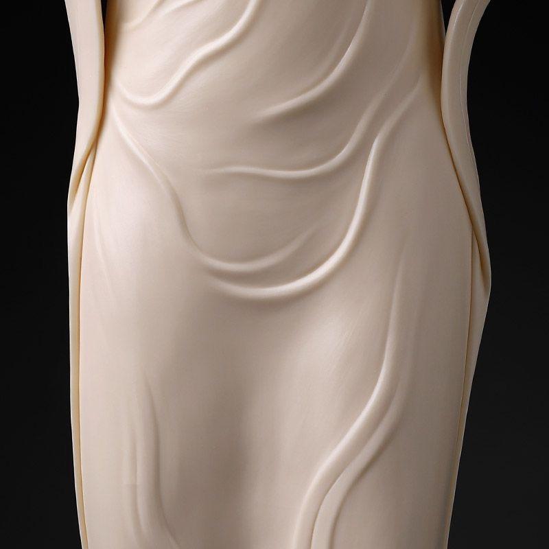 XXIe siècle et contemporain Statue de Bouddha Guan Yin debout en porcelaine chinoise, œuvre d'un maître moderne en vente
