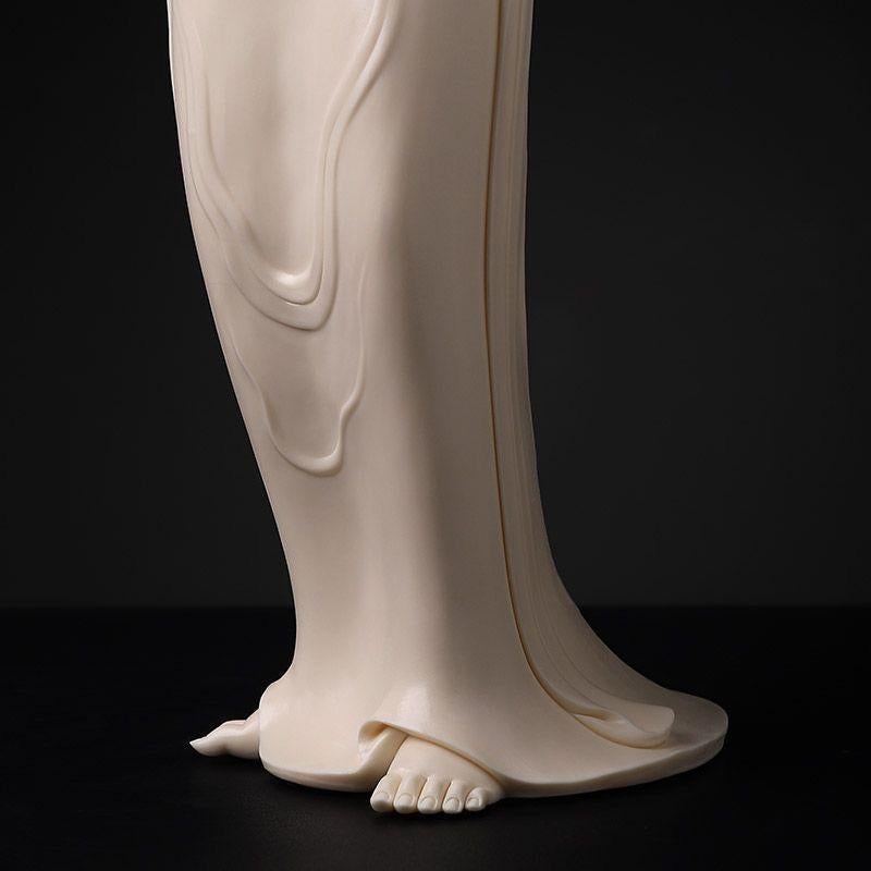 Porcelaine Statue de Bouddha Guan Yin debout en porcelaine chinoise, œuvre d'un maître moderne en vente