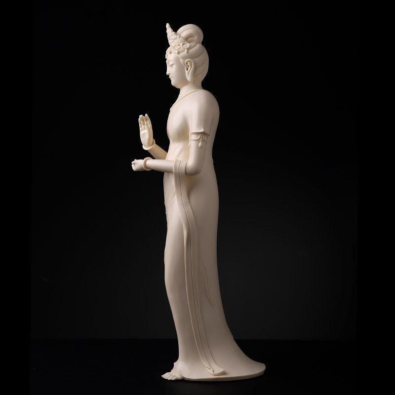 Statue de Bouddha Guan Yin debout en porcelaine chinoise, œuvre d'un maître moderne en vente 1